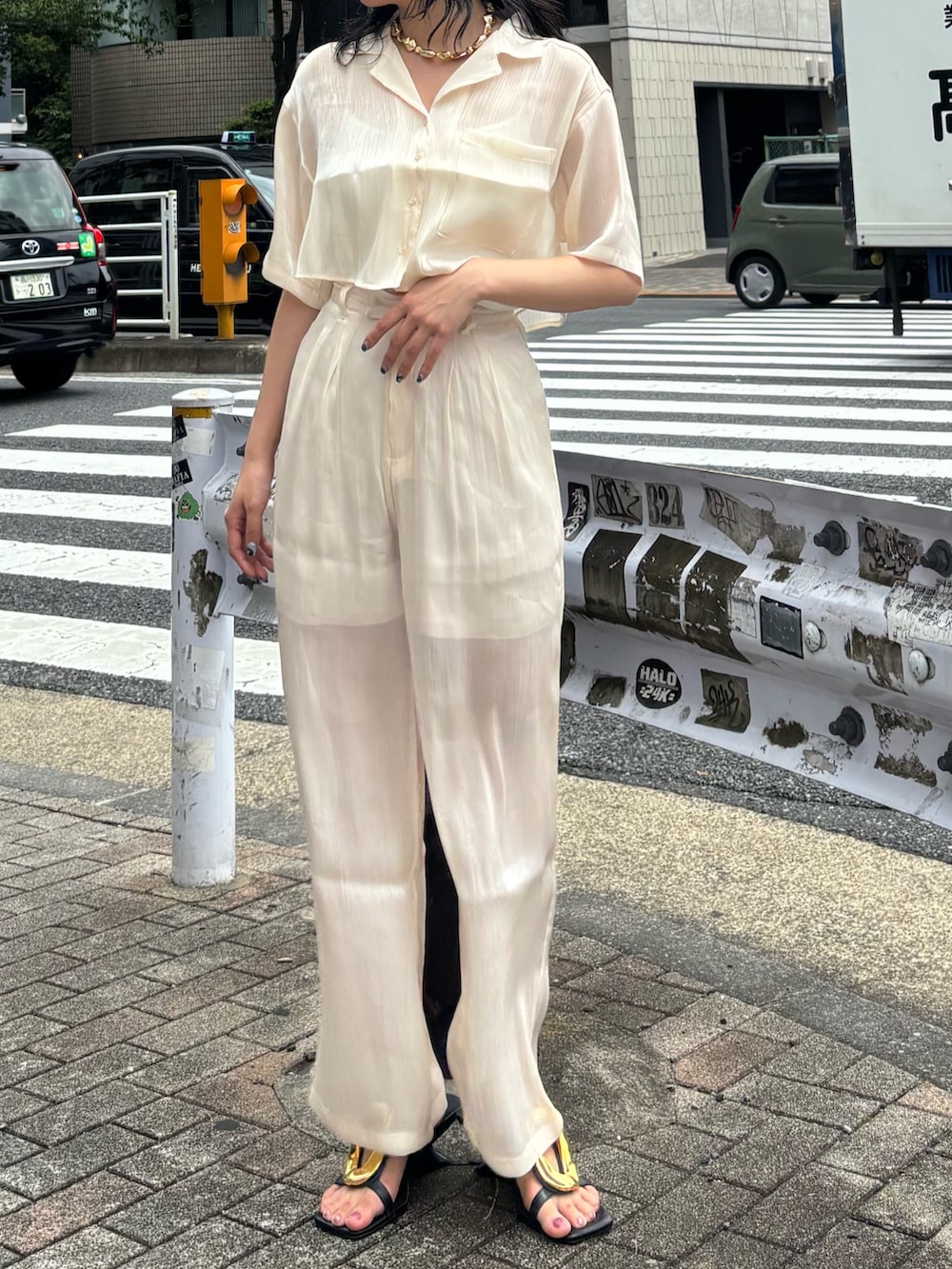 ホワイト系のシャツ/ブラウス、ホワイト系のその他パンツ、ブラック系のサンダルを着用したレディースの夏コーディネートの4枚目の写真