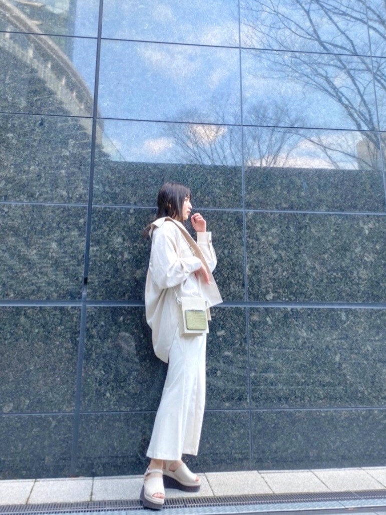 ホワイト系のブルゾン、ホワイト系のニット/セーター、ホワイト系のサンダルを着用したレディースの春コーディネートの4枚目の写真