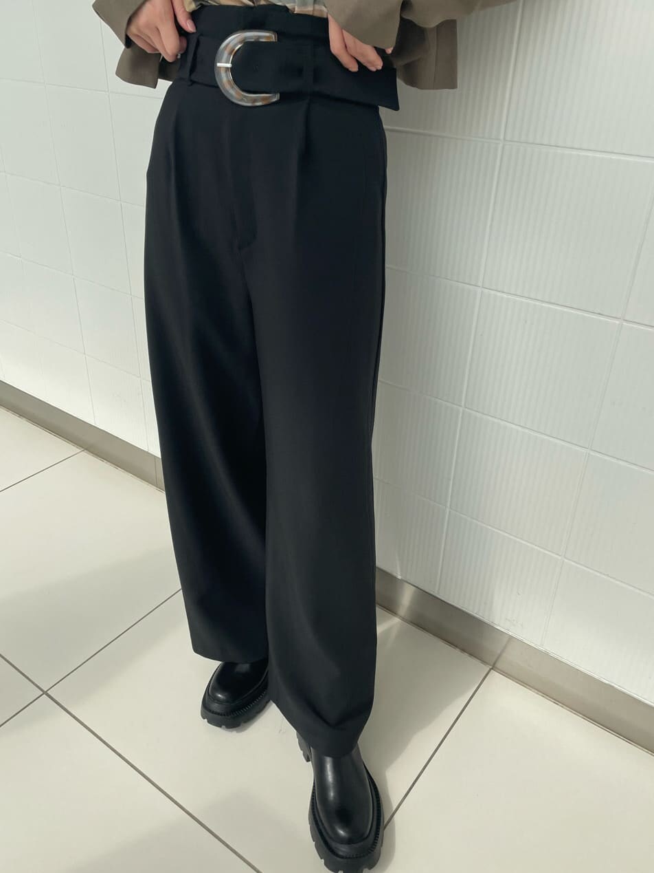 ブラック系のブーツ、ブラック系のスラックス、ブラウン系のテーラードジャケットを着用したレディースの春コーディネートの7枚目の写真