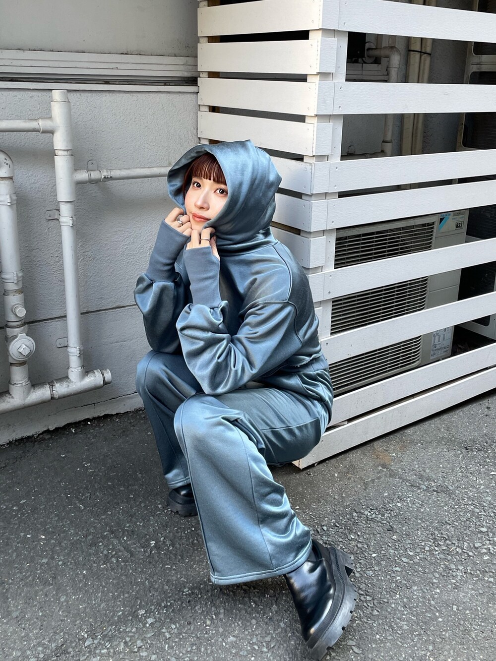 ブルー系のその他パンツ、ブルー系のTシャツ/カットソーを着用したレディースの冬コーディネートの4枚目の写真