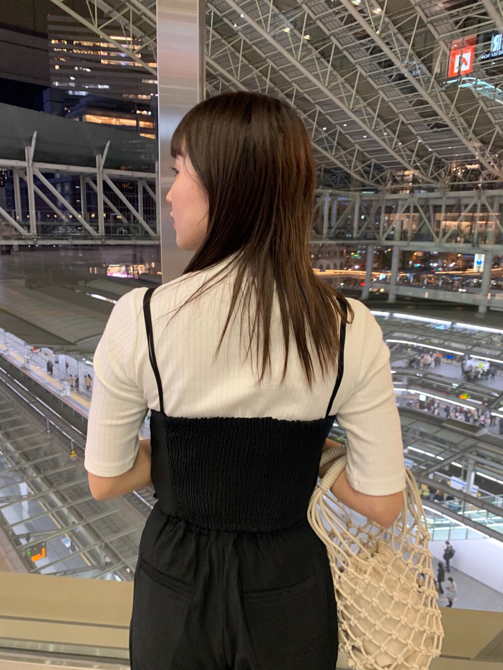 ブラック系のサンダル、ブラック系のスラックス、ブラック系のTシャツ/カットソーを着用したレディースの春コーディネートの5枚目の写真