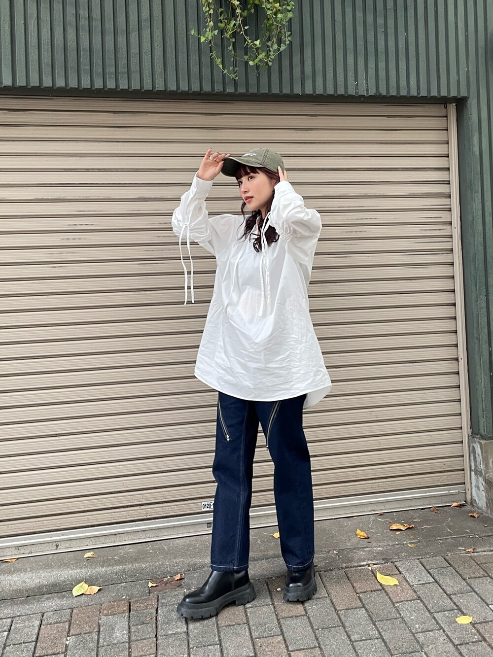 ブルー系のデニムパンツ、ホワイト系のシャツ/ブラウスを着用したレディースの冬コーディネートの2枚目の写真