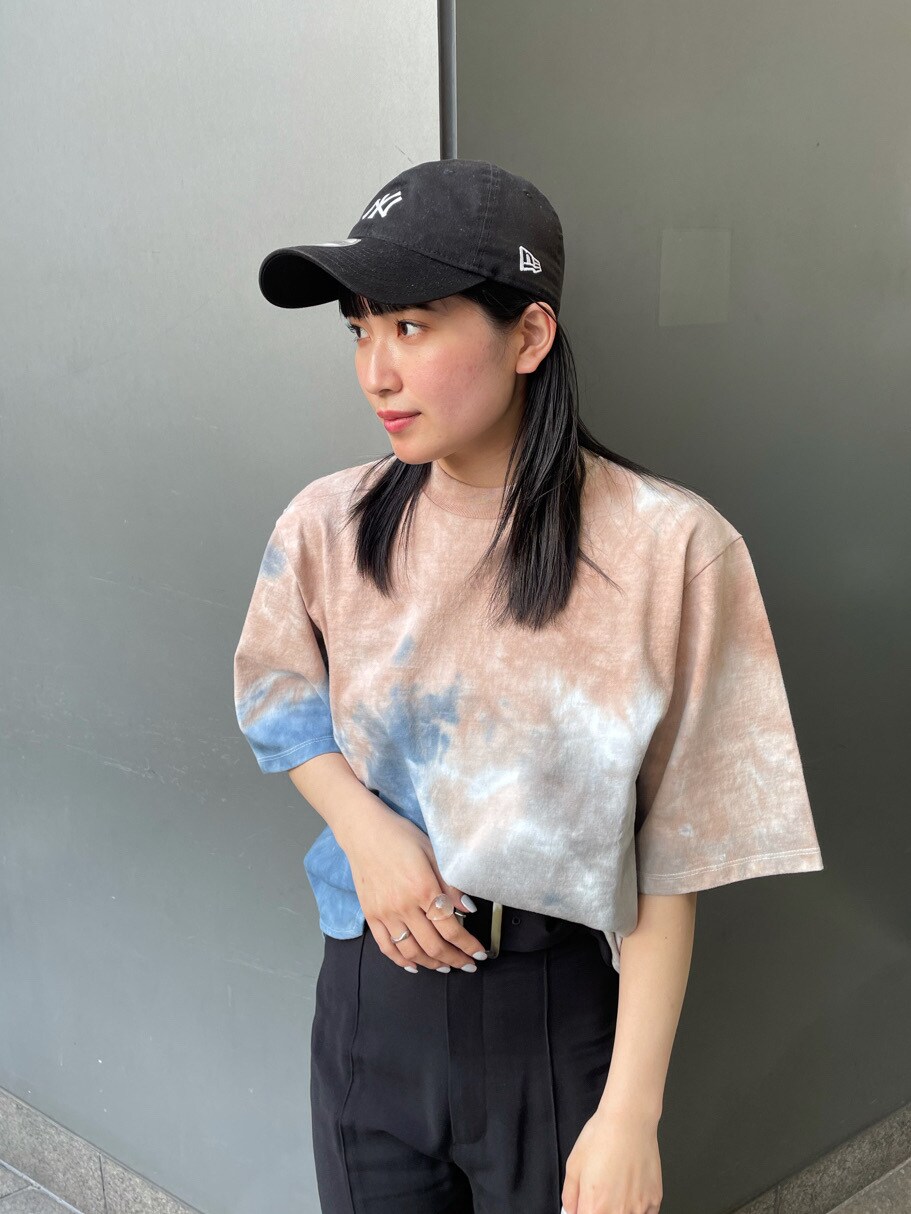 ブラック系のその他パンツ、ブラック系のサンダル、その他のTシャツ/カットソーを着用したレディースの春コーディネートの3枚目の写真