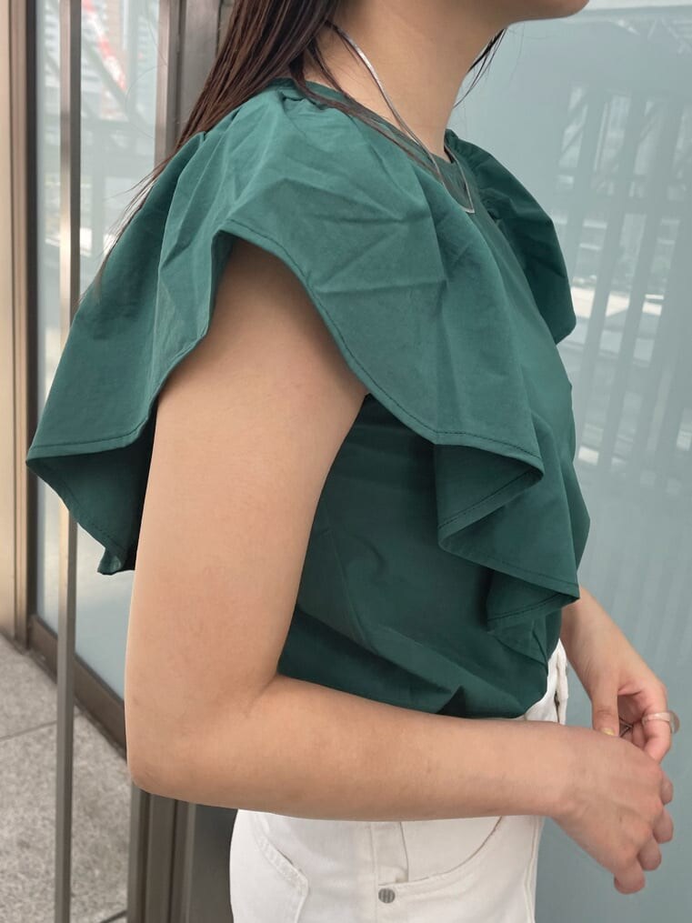 ホワイト系のその他パンツ、グリーン系のシャツ/ブラウス、ホワイト系のサンダルを着用したレディースの夏コーディネートの5枚目の写真