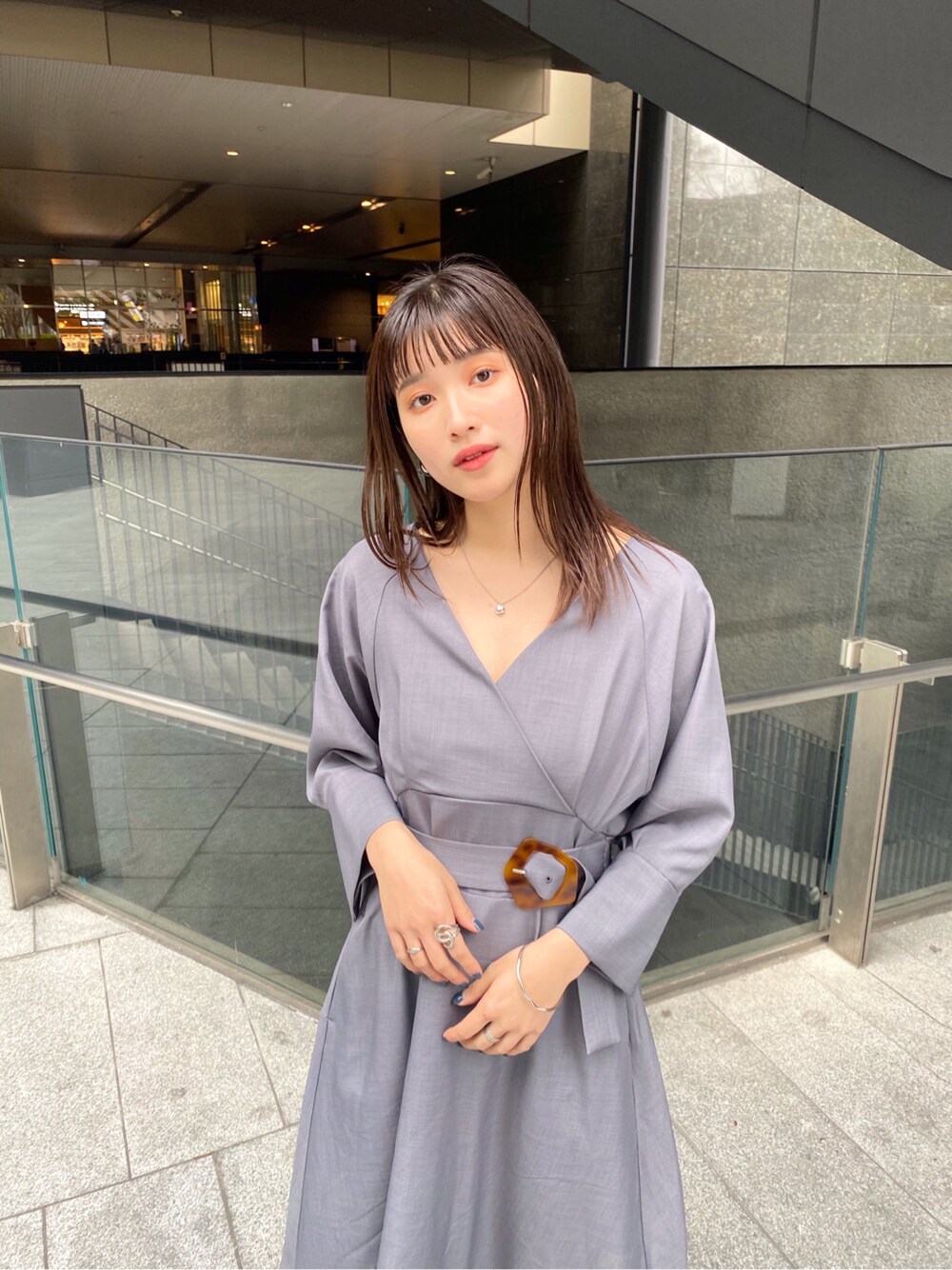 ブルー系のワンピース、その他のパンプスを着用したレディースの春コーディネートの4枚目の写真