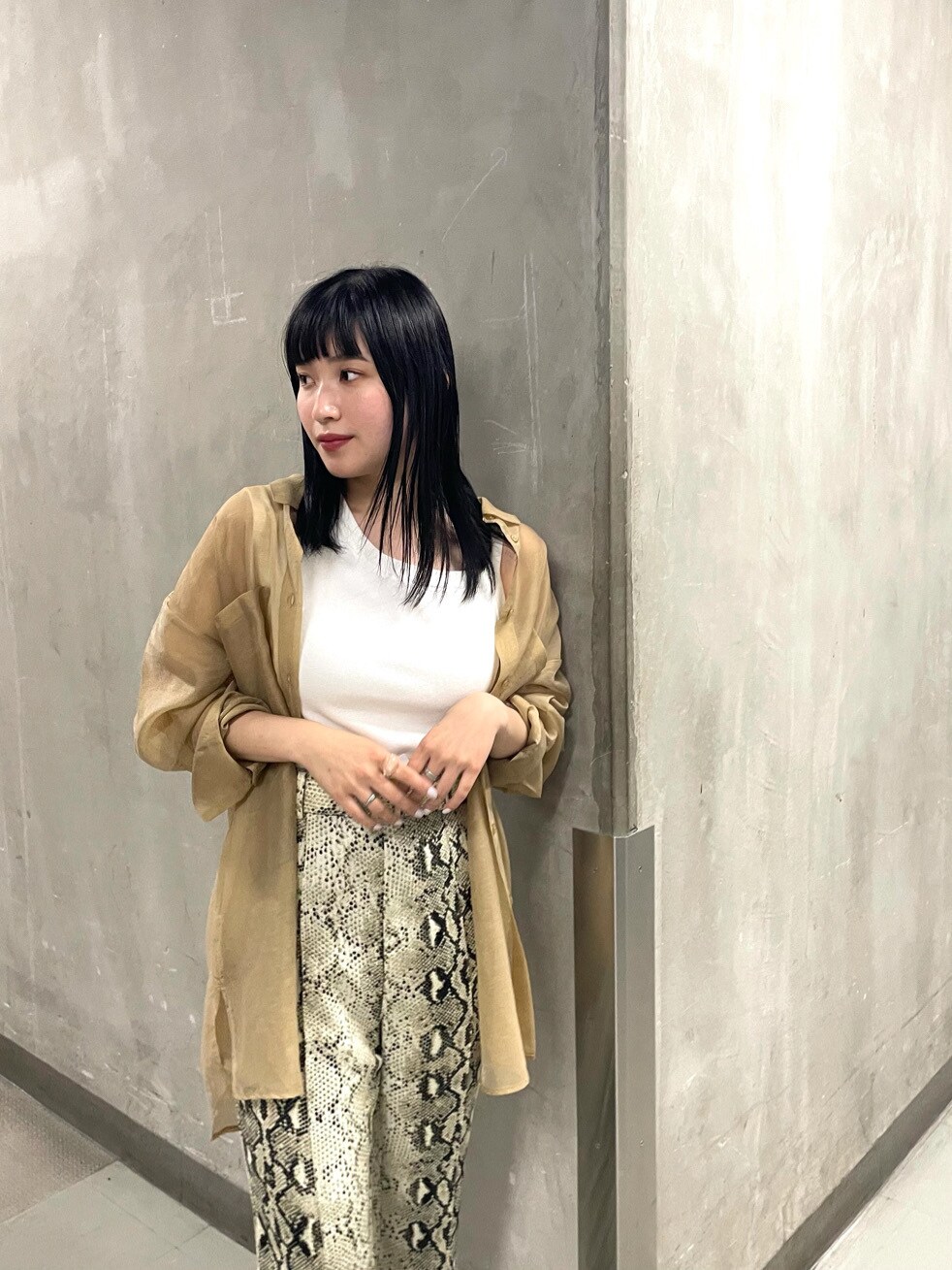 ブラウン系のシャツ/ブラウス、ブラック系のサンダル、その他のスラックスを着用したレディースの春コーディネートの3枚目の写真