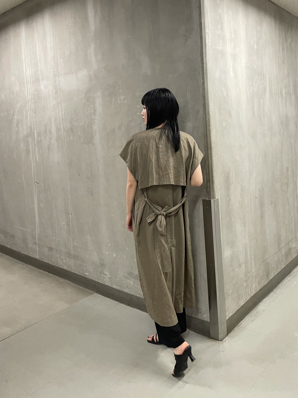 ブラック系のその他パンツ、ブラック系のサンダル、ベージュ系のベストを着用したレディースの春コーディネートの3枚目の写真