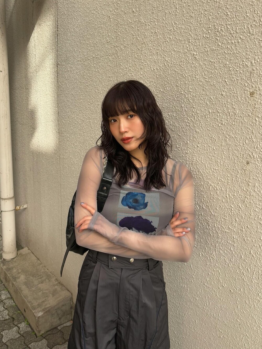 グレー系のTシャツ/カットソー、グレー系のカーゴパンツ、ブラック系のショルダーバッグを着用したレディースの春コーディネートの2枚目の写真