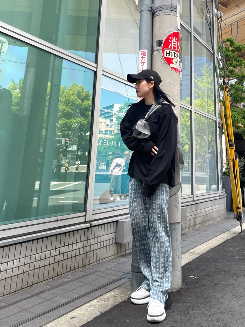 ブラック系のTシャツ/カットソー、グレー系のシャツ/ブラウス、ブルー系のその他パンツを着用したレディースの春コーディネートの2枚目の写真