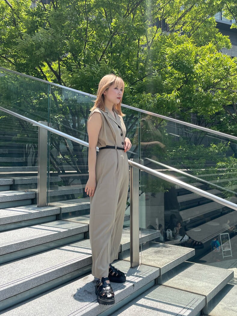 ベージュ系のつなぎ/オールインワン、ブラック系のサンダルを着用したレディースの夏コーディネートの2枚目の写真