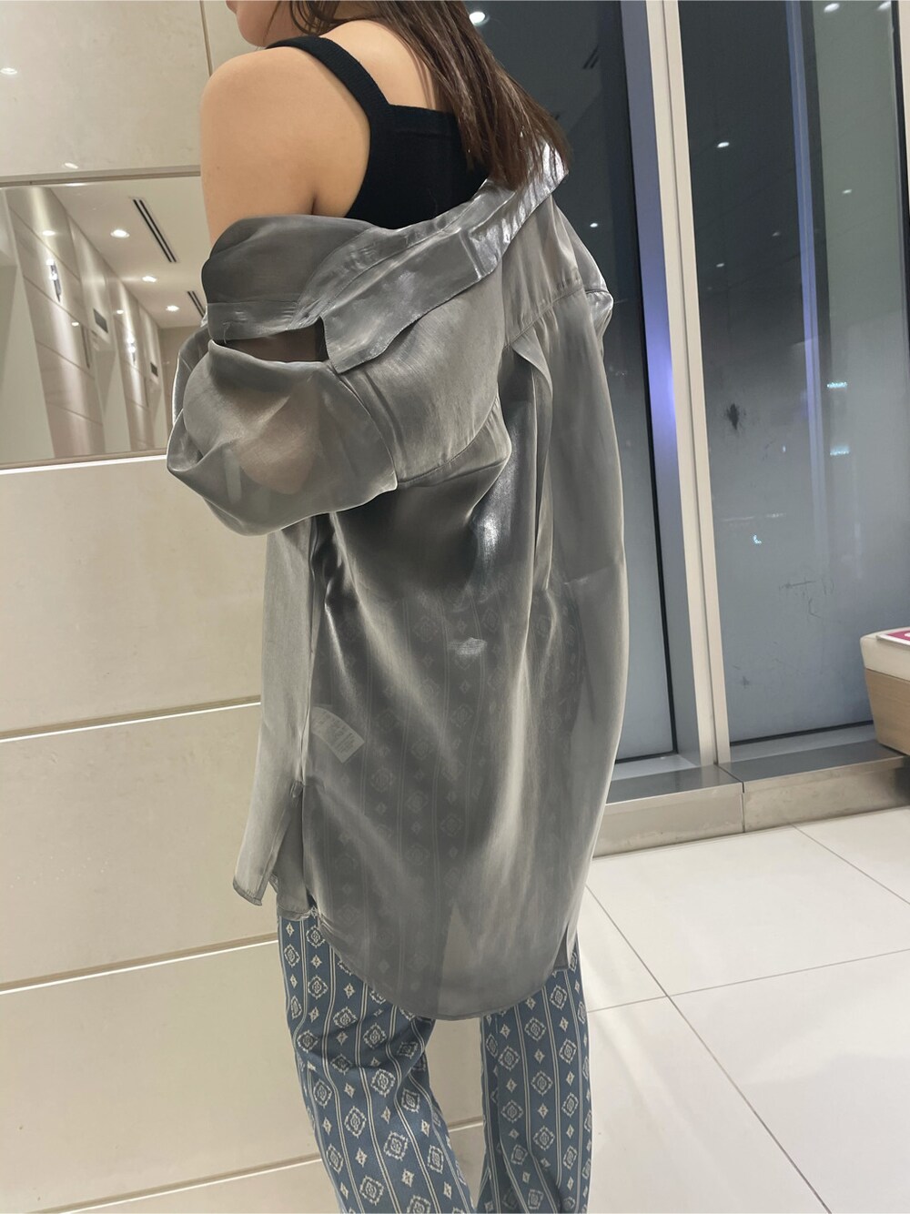 ブラック系のサンダル、ブラック系のニット/セーター、ブルー系のその他パンツを着用したレディースの春コーディネートの6枚目の写真