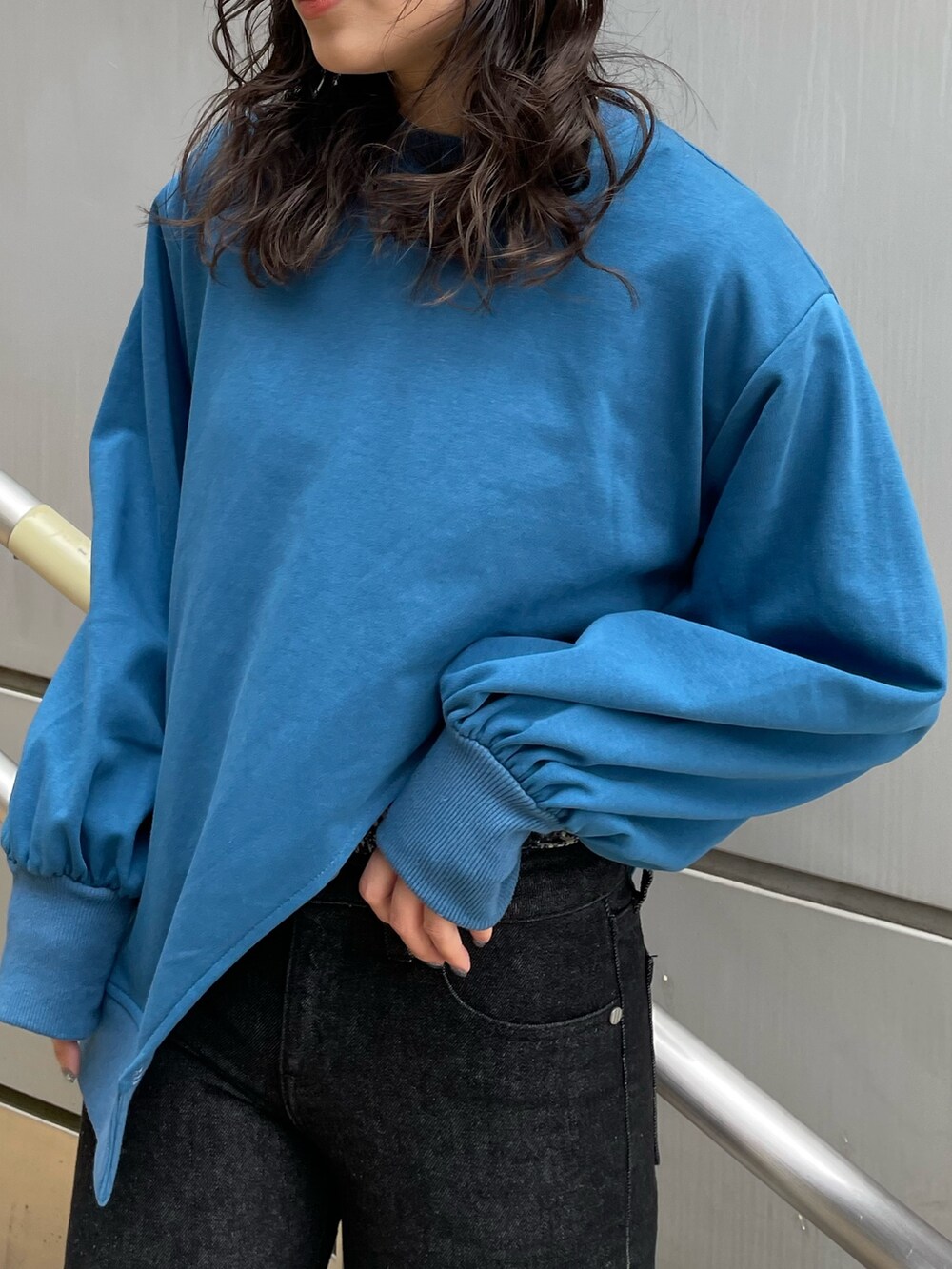 ブルー系のTシャツ/カットソー、ブラック系のデニムパンツを着用したレディースの冬コーディネートの5枚目の写真