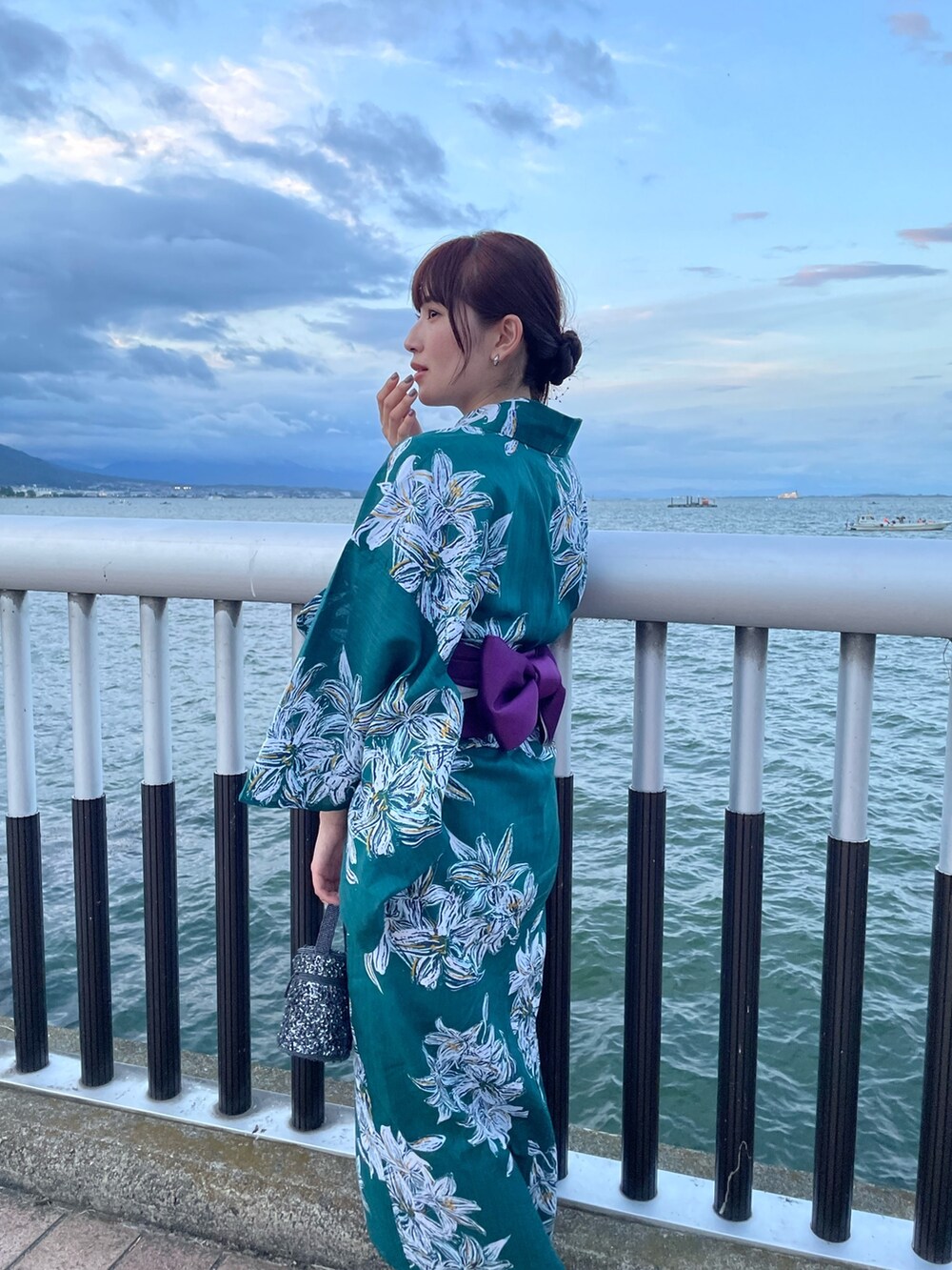 グリーン系の浴衣を着用したレディースの夏コーディネートの2枚目の写真