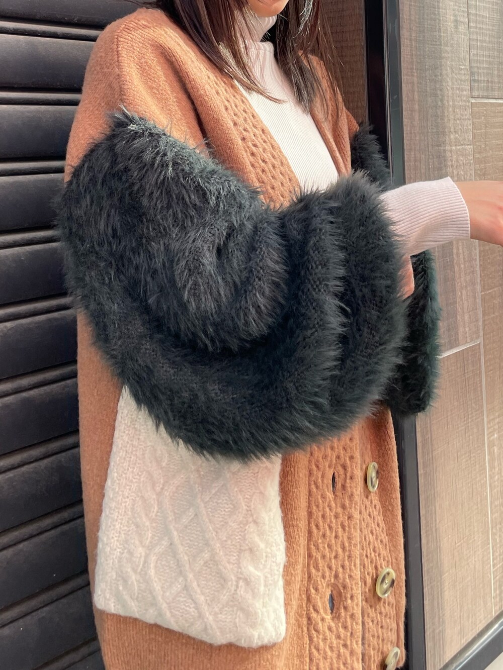 ブラウン系のカーディガン/ボレロ、ホワイト系のニット/セーター、ホワイト系のブーツを着用したレディースの秋コーディネートの6枚目の写真