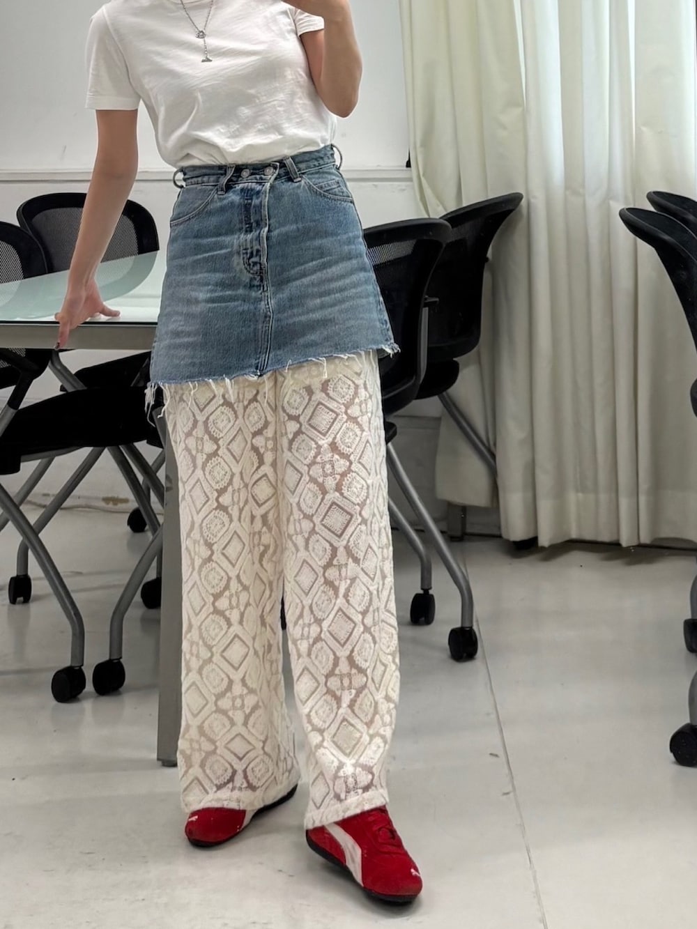 ホワイト系のその他パンツを着用したレディースの夏コーディネートの2枚目の写真