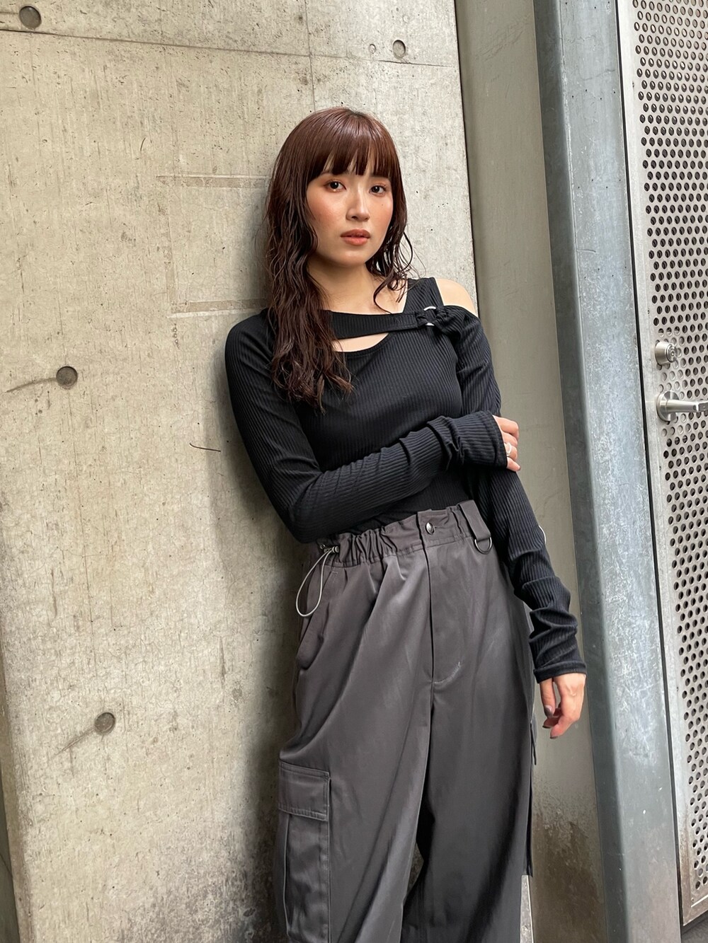 ブラック系のTシャツ/カットソー、グレー系のカーゴパンツを着用したレディースの秋コーディネートの3枚目の写真