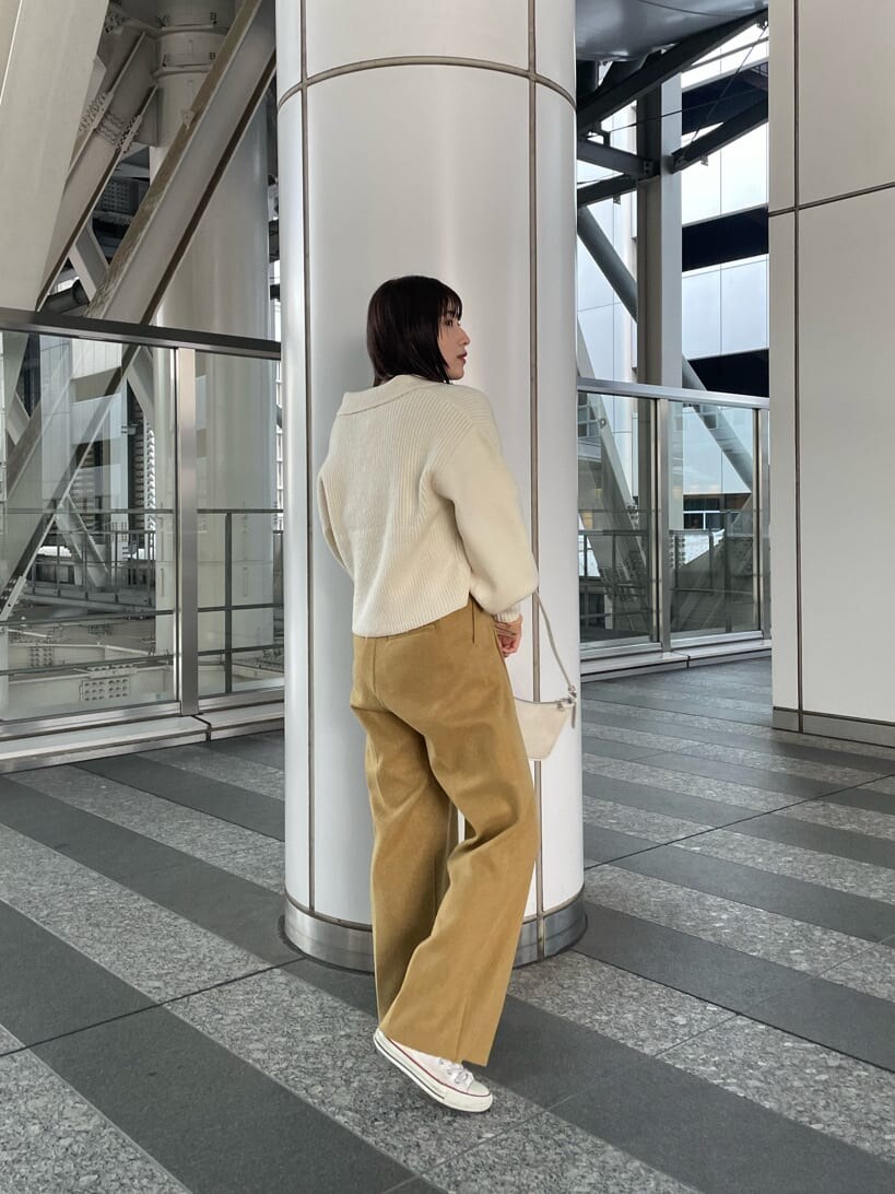 ホワイト系のハンドバッグ、イエロー系のその他パンツ、ホワイト系のニット/セーターを着用したレディースの冬コーディネートの2枚目の写真