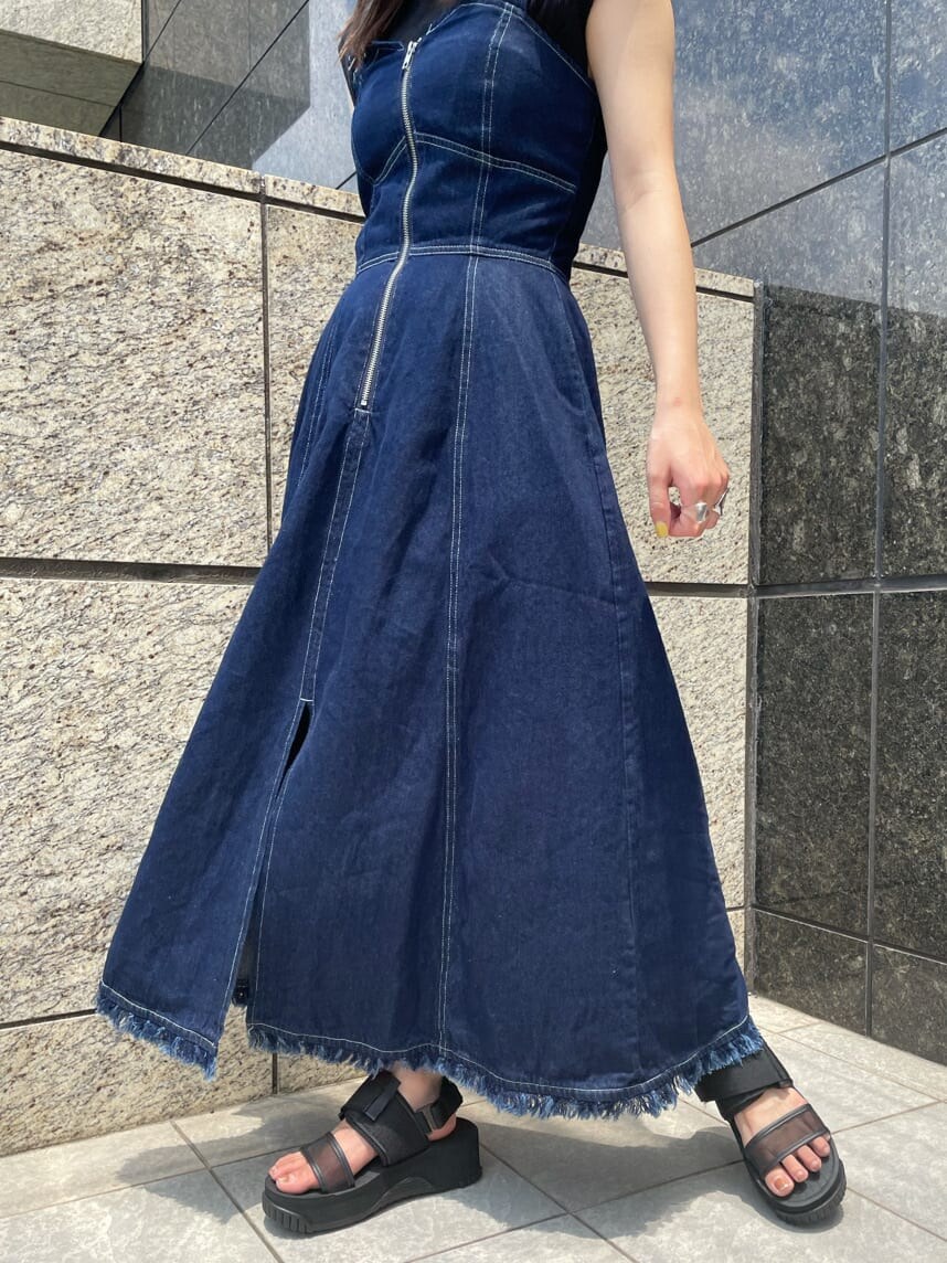 ブラック系のサンダル、ブルー系のワンピース、ブラック系のTシャツ/カットソーを着用したレディースの夏コーディネートの6枚目の写真