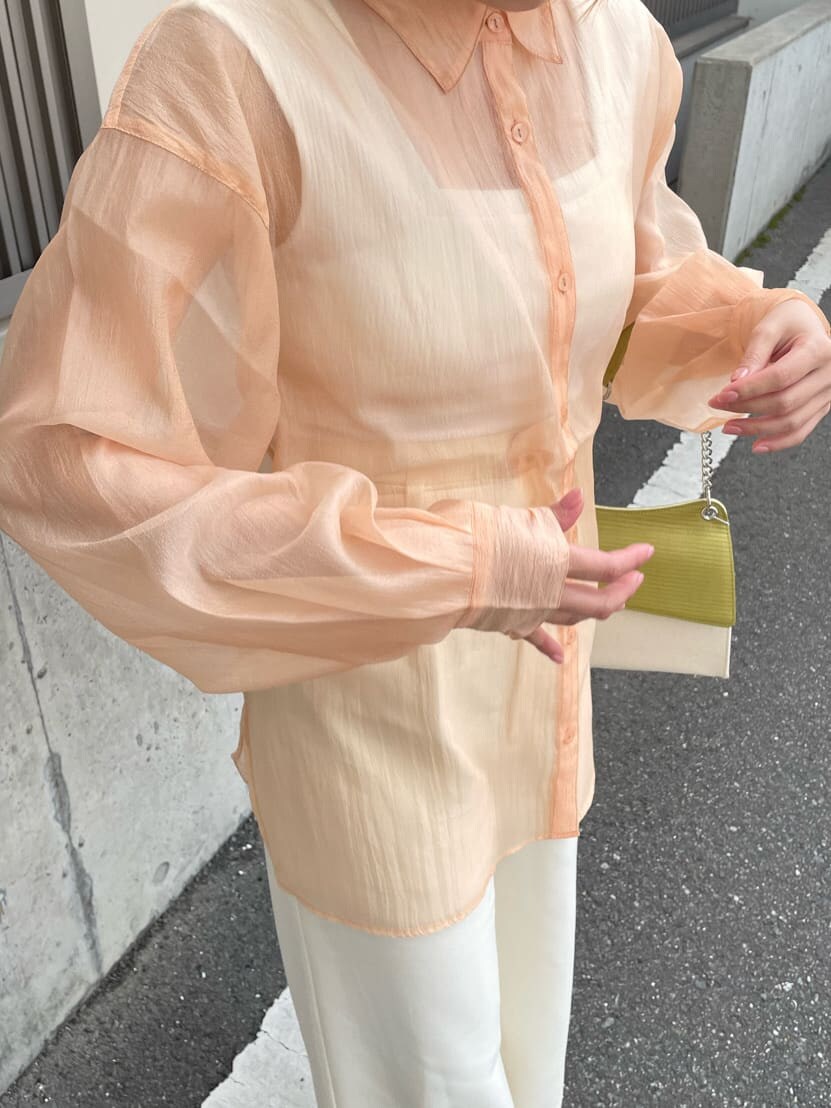 ホワイト系のスラックス、ホワイト系のハンドバッグ、ホワイト系のタンクトップを着用したレディースの春コーディネートの5枚目の写真