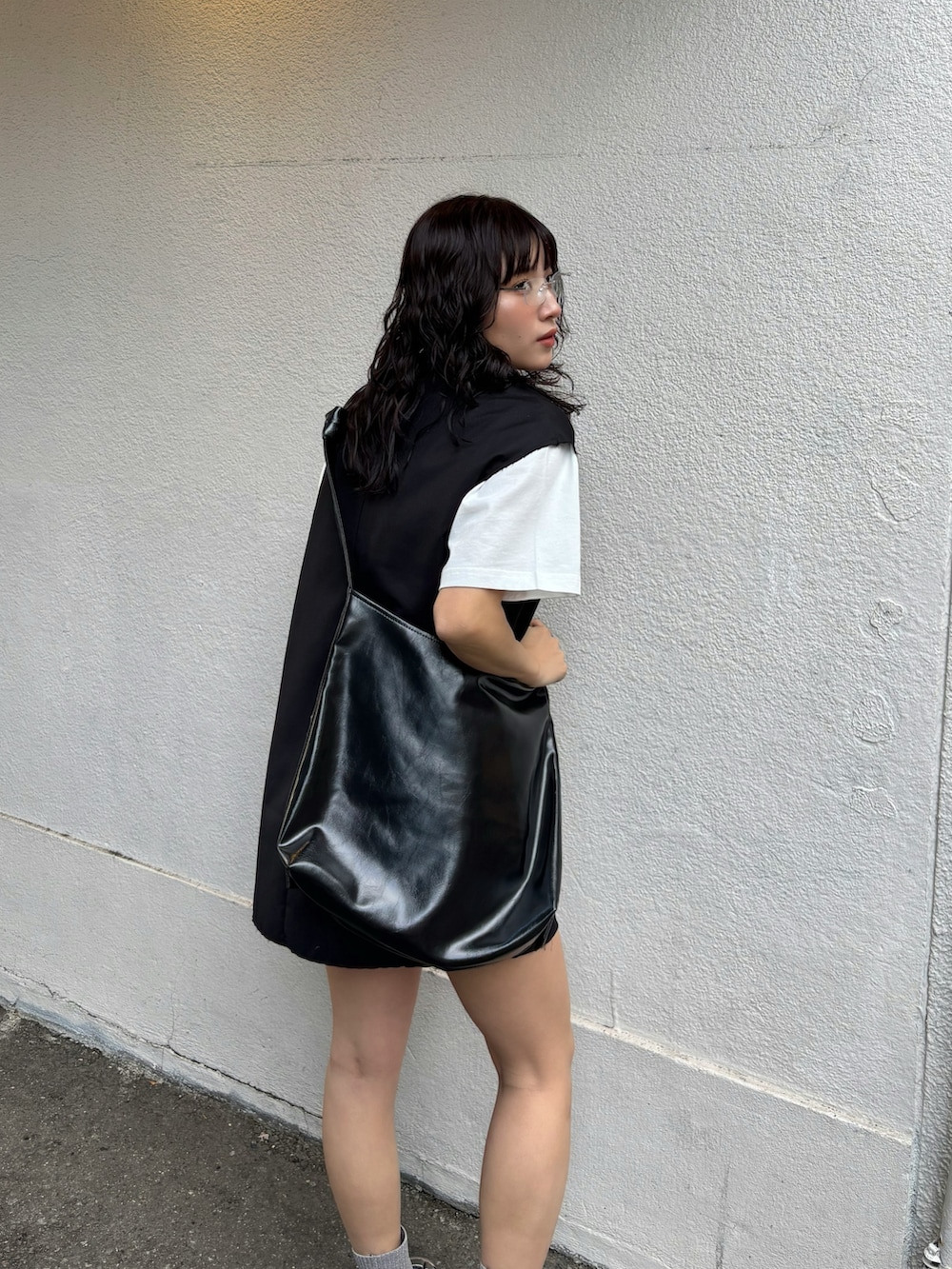 ブラック系のワンピース、ホワイト系のTシャツ/カットソーを着用したレディースの夏コーディネートの3枚目の写真