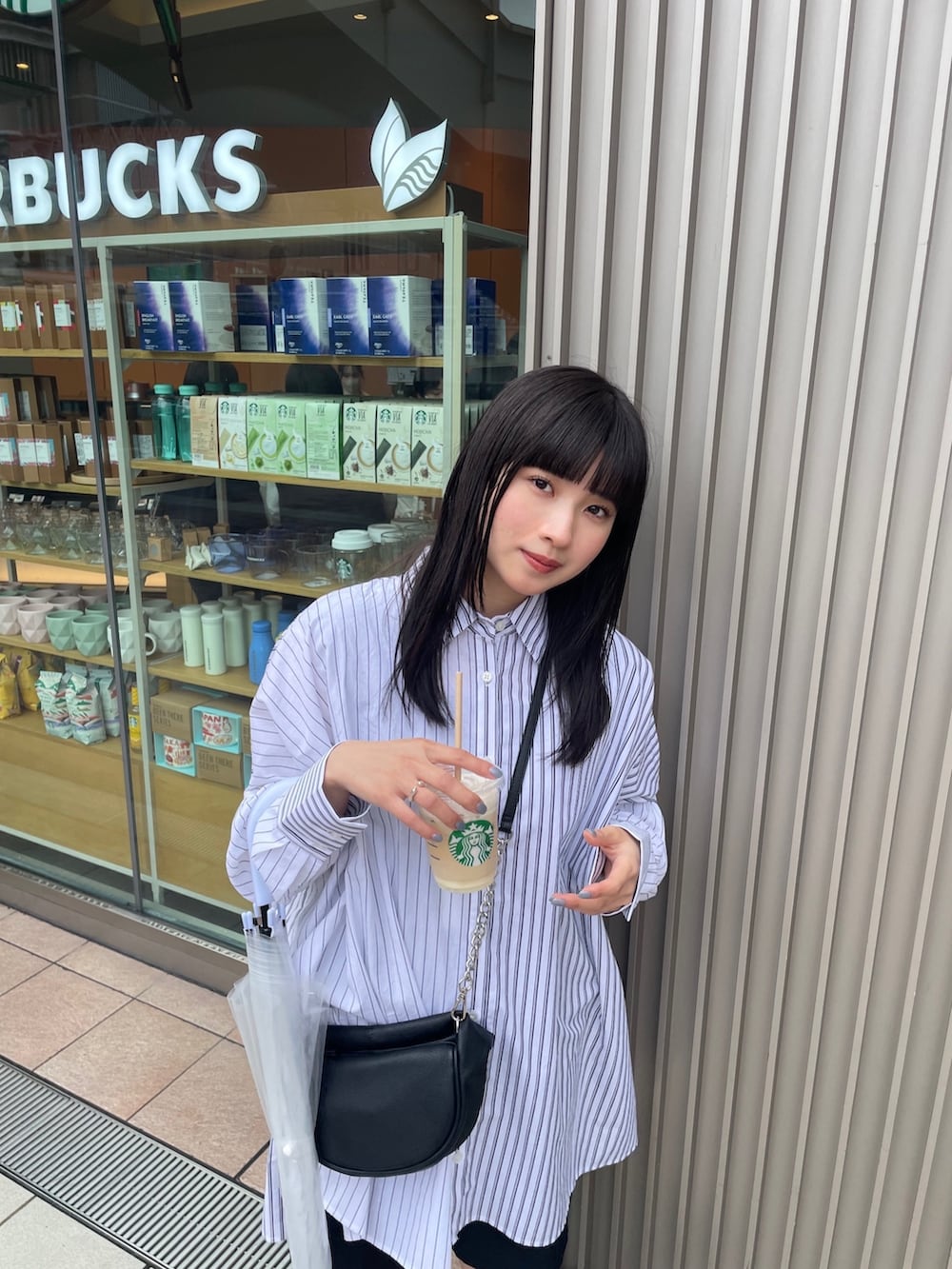 ホワイト系のシャツ/ブラウス、ブラック系のハンドバッグを着用したレディースの春コーディネートの4枚目の写真