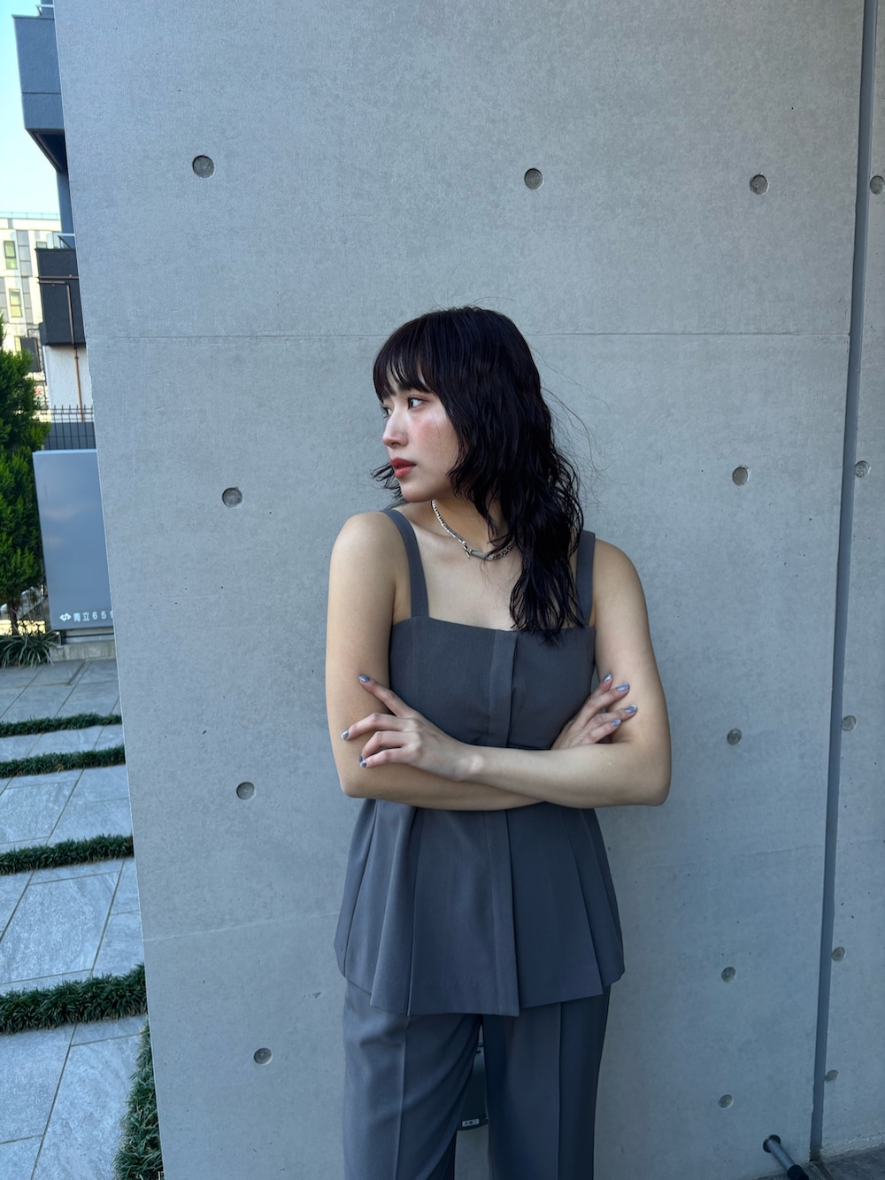 グレー系のテーラードジャケット、グレー系のベスト、グレー系のその他パンツを着用したレディースの冬コーディネートの6枚目の写真