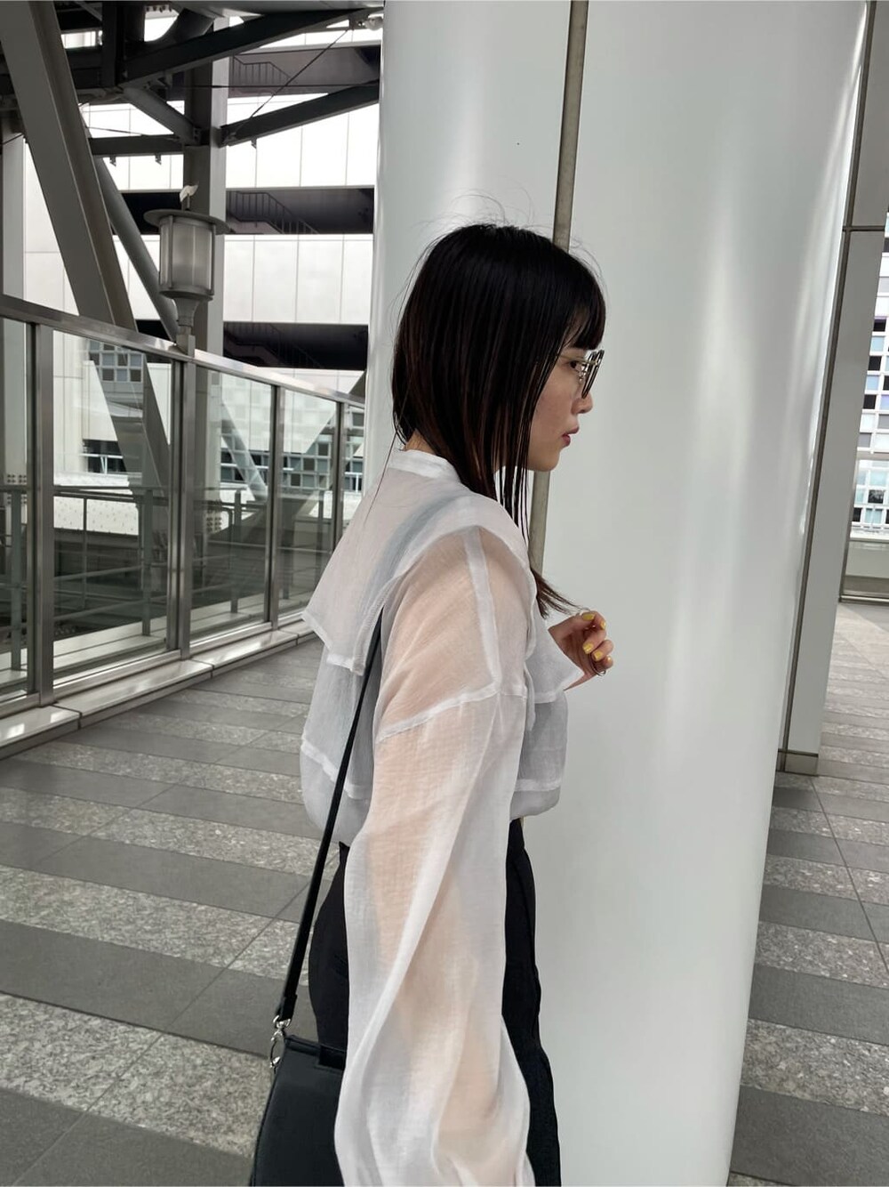 ブラック系のその他パンツ、ブラック系のサンダル、ホワイト系のシャツ/ブラウスを着用したレディースの夏コーディネートの7枚目の写真