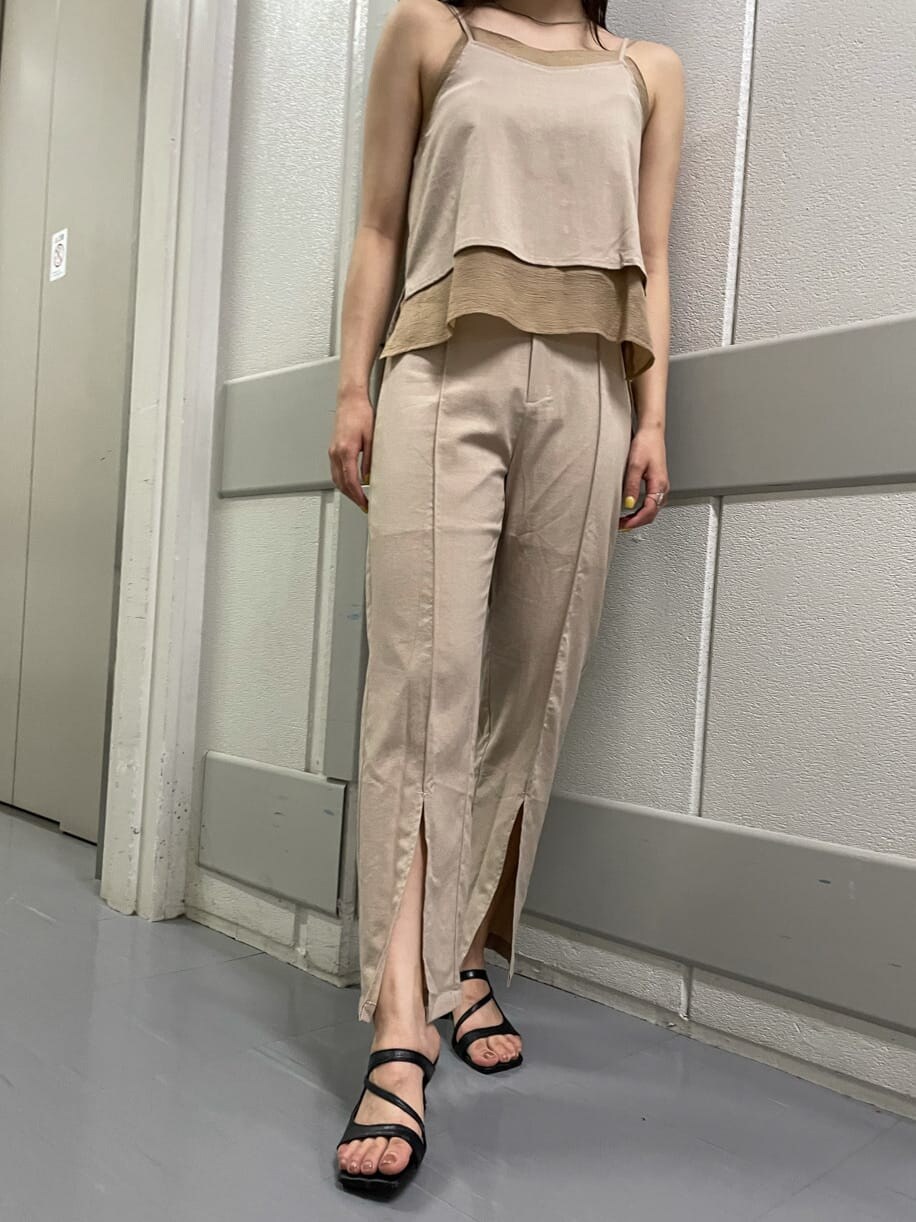 ブラック系のサンダル、ベージュ系のサロペット/オーバーオールを着用したレディースの夏コーディネートの4枚目の写真