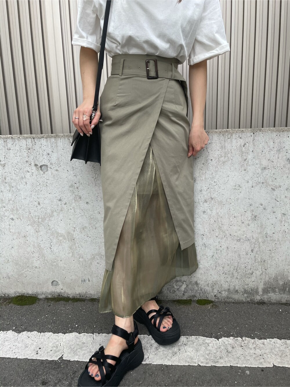 ベージュ系のスカート、ブラック系のサンダル、ホワイト系のTシャツ/カットソーを着用したレディースの春コーディネートの4枚目の写真