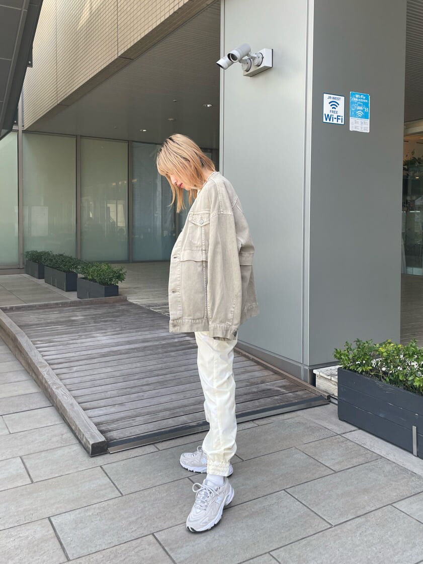 ベージュ系のデニムジャケット、その他のその他パンツ、ホワイト系のTシャツ/カットソーを着用したレディースの春コーディネートの5枚目の写真