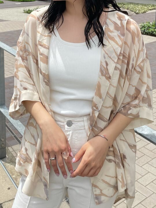 ホワイト系のその他パンツ、その他のシャツ/ブラウス、ベージュ系のサンダルを着用したレディースの夏コーディネートの6枚目の写真