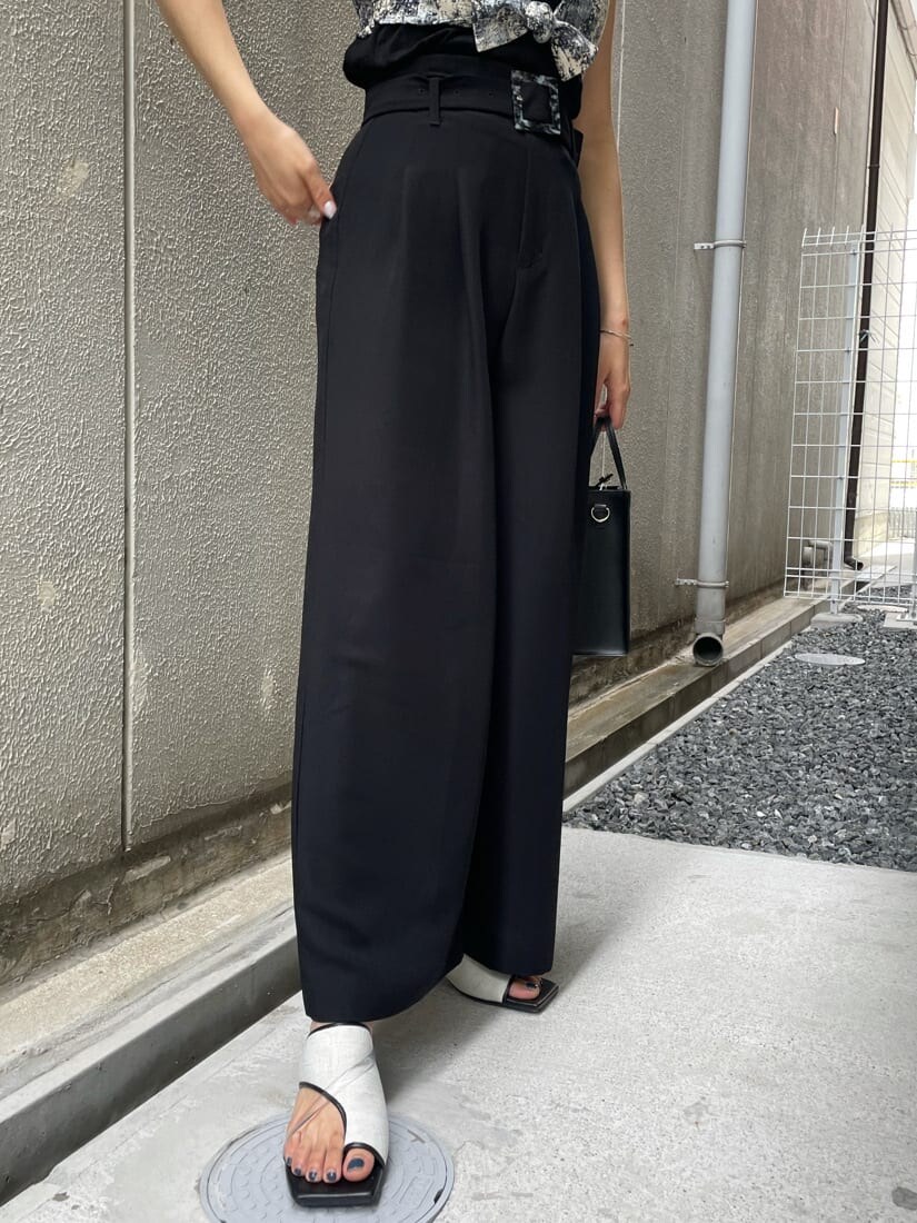 ブラック系のその他パンツ、ブラック系のサンダル、ブラック系のタンクトップを着用したレディースの夏コーディネートの8枚目の写真