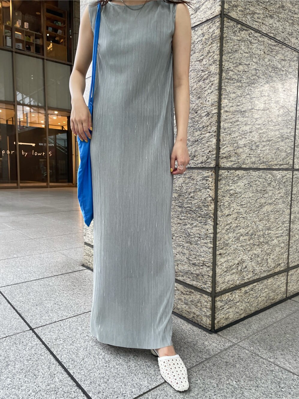 ホワイト系のサンダル、グレー系のワンピースを着用したレディースの夏コーディネートの6枚目の写真