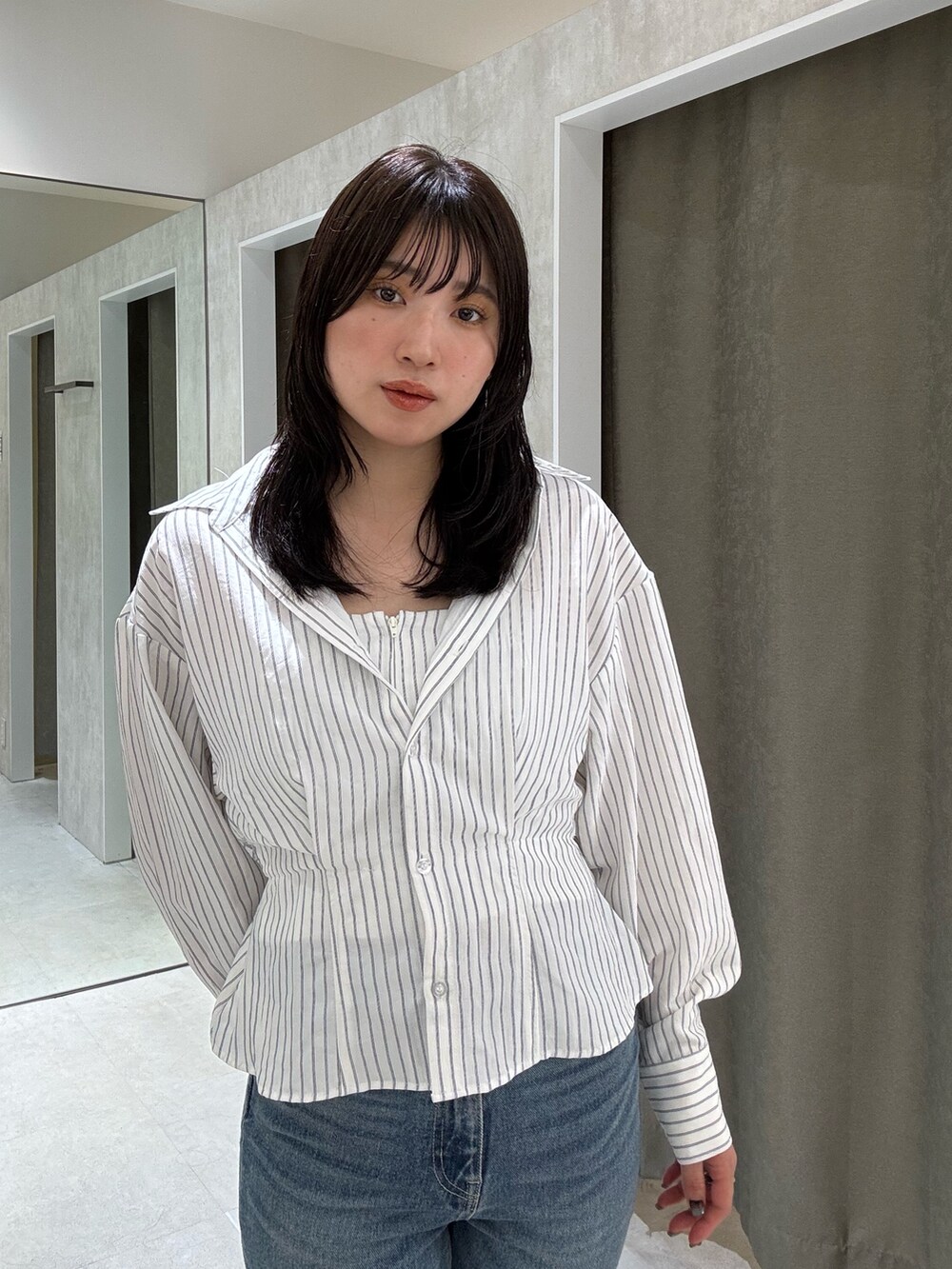 その他のシャツ/ブラウス、ブルー系のデニムパンツ、ブラック系のサンダルを着用したレディースの夏コーディネートの2枚目の写真