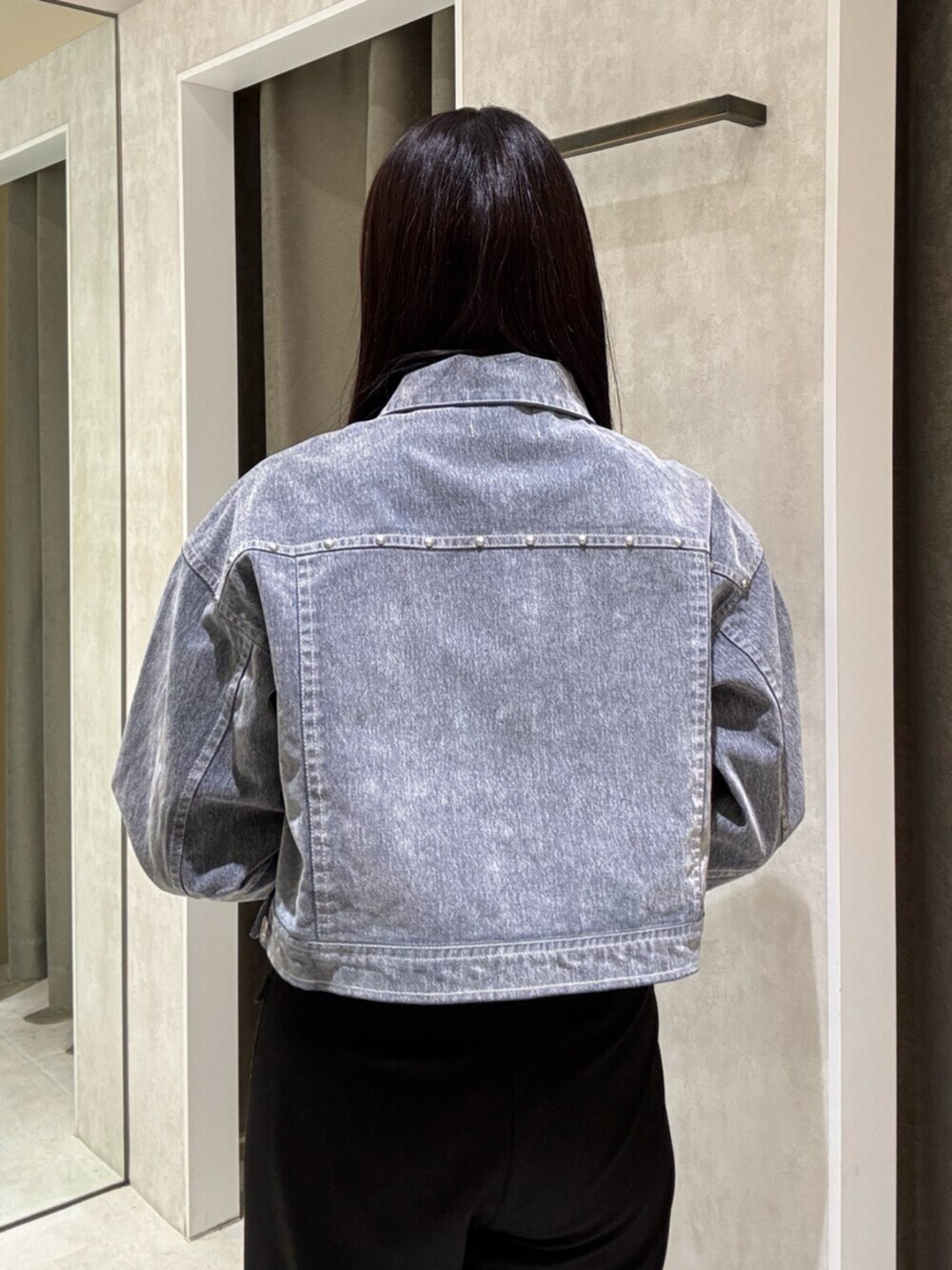 ブラック系のその他パンツ、ベージュ系のブルゾン、グレー系のデニムジャケットを着用したレディースの秋コーディネートの8枚目の写真