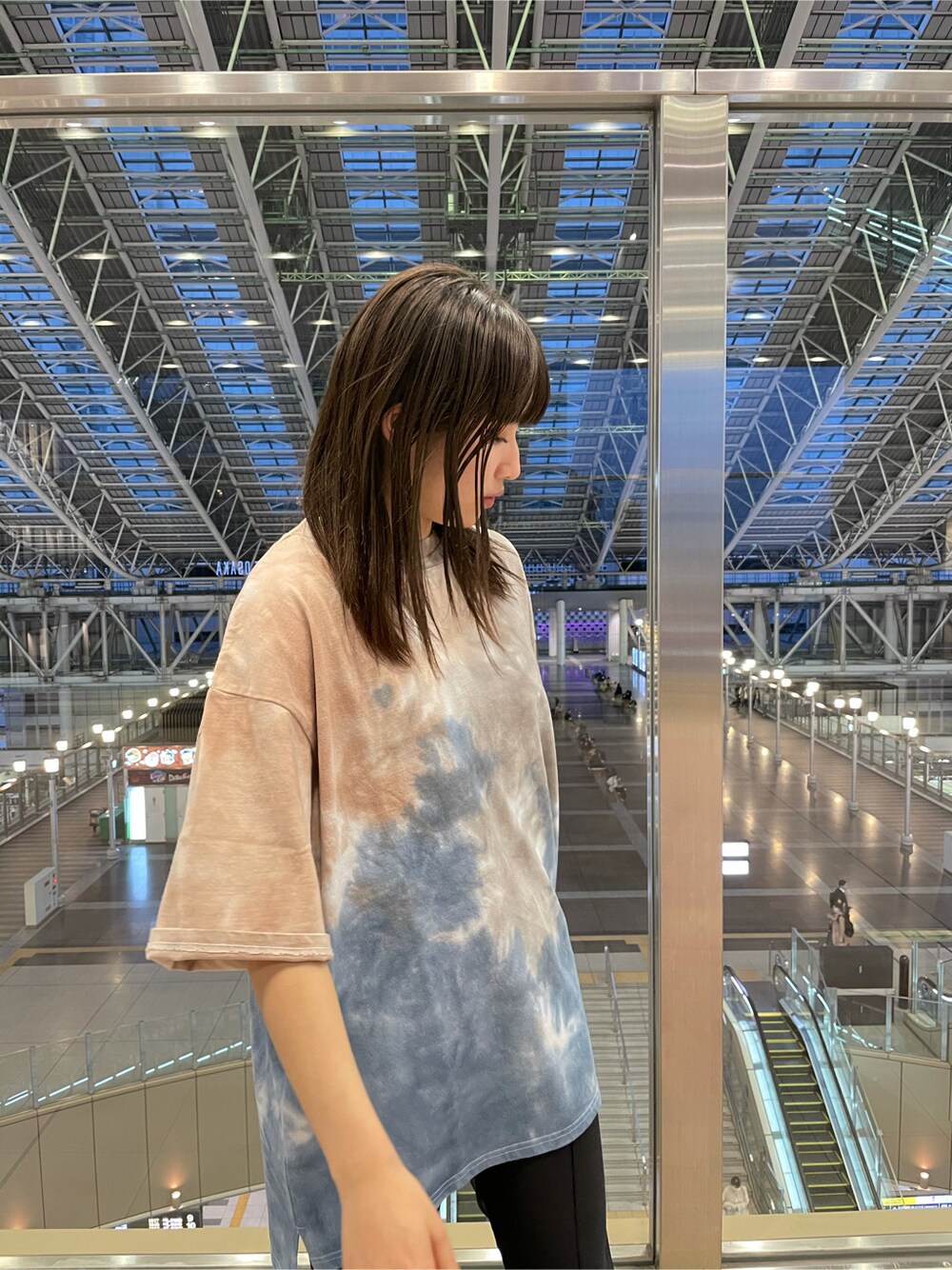 ブラック系のサンダル、ブラック系のスラックス、その他のTシャツ/カットソーを着用したレディースの春コーディネートの2枚目の写真