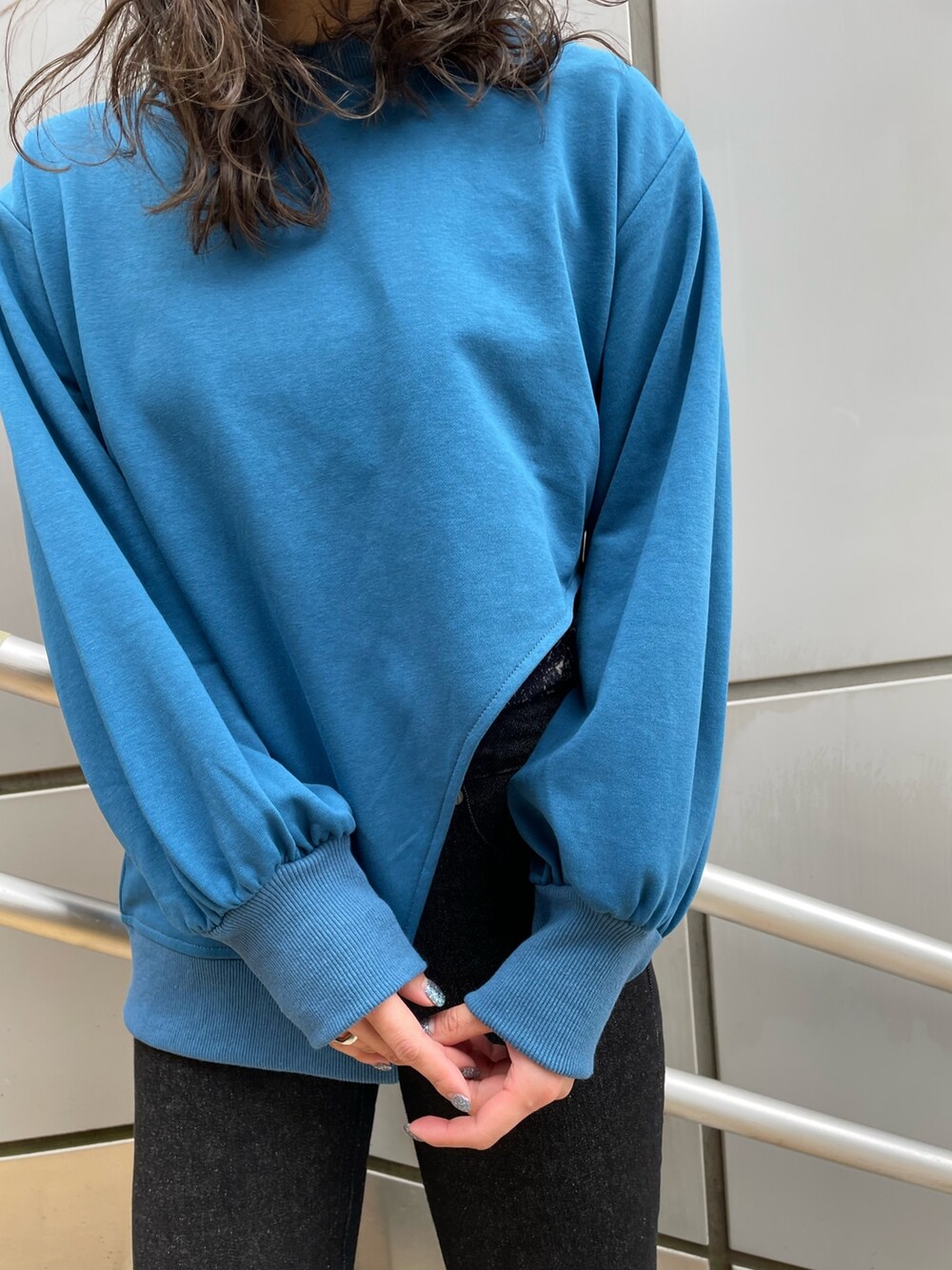 ブルー系のTシャツ/カットソー、ブラック系のデニムパンツを着用したレディースの冬コーディネートの7枚目の写真