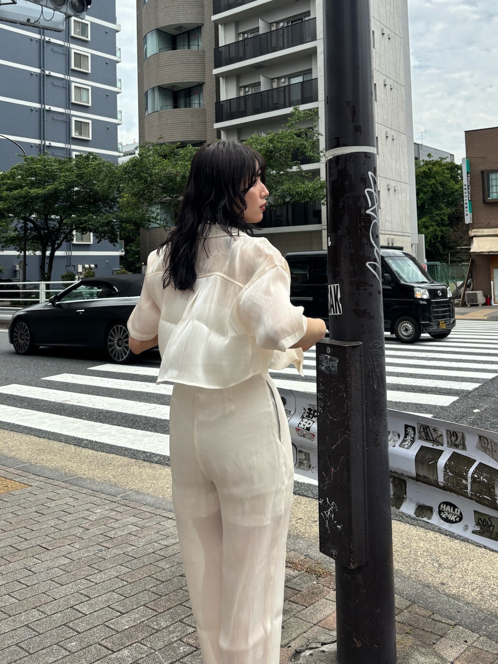 ホワイト系のシャツ/ブラウス、ホワイト系のその他パンツ、ブラック系のサンダルを着用したレディースの夏コーディネートの3枚目の写真