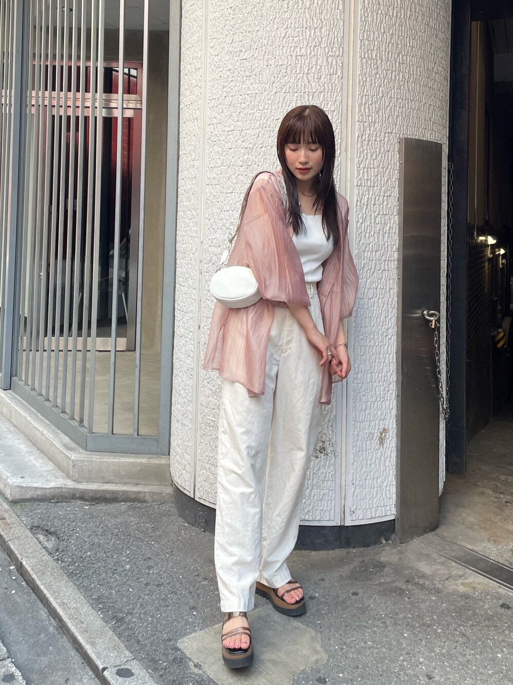 ピンク系のシャツ/ブラウス、ホワイト系のタンクトップを着用したレディースの夏コーディネートの2枚目の写真