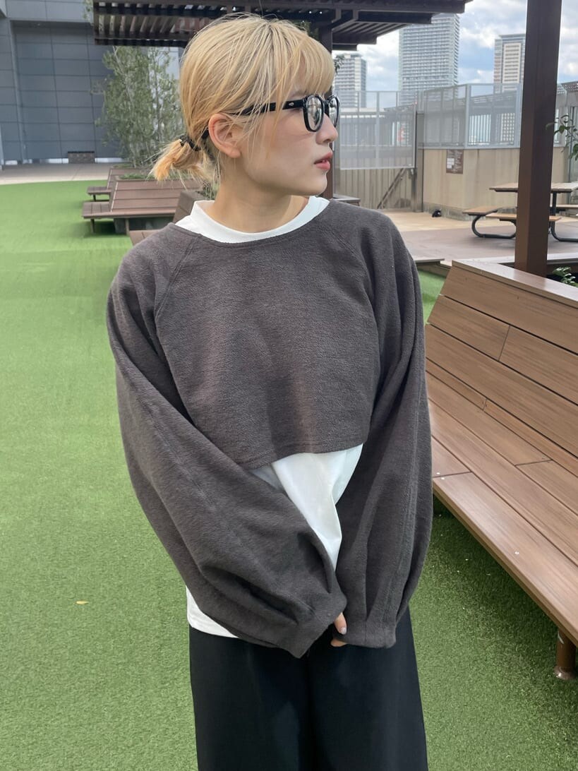 ブラック系のスラックス、グレー系のTシャツ/カットソーを着用したレディースの冬コーディネートの4枚目の写真