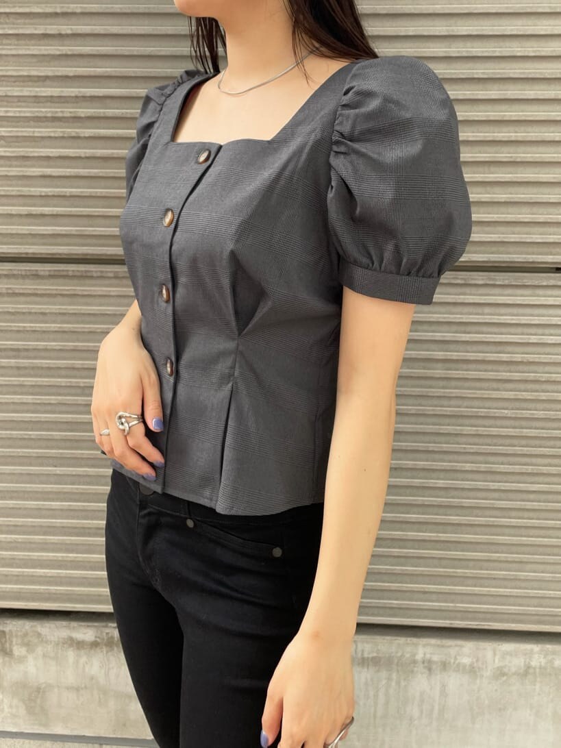 ブラック系のサンダル、ブラック系のデニムパンツ、その他のシャツ/ブラウスを着用したレディースの夏コーディネートの3枚目の写真