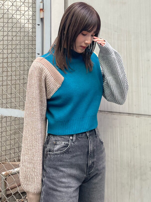 ブラック系のブーツ、ブルー系のニット/セーター、ブラック系のムートンコートを着用したレディースの秋コーディネートの8枚目の写真