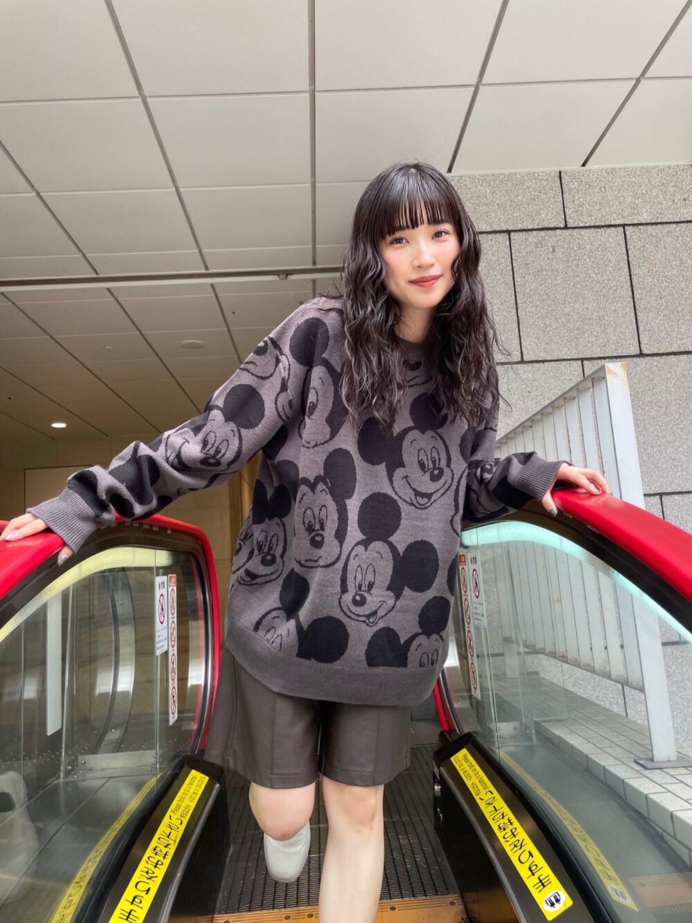 グレー系のニット/セーターを着用したレディースの秋コーディネートの2枚目の写真