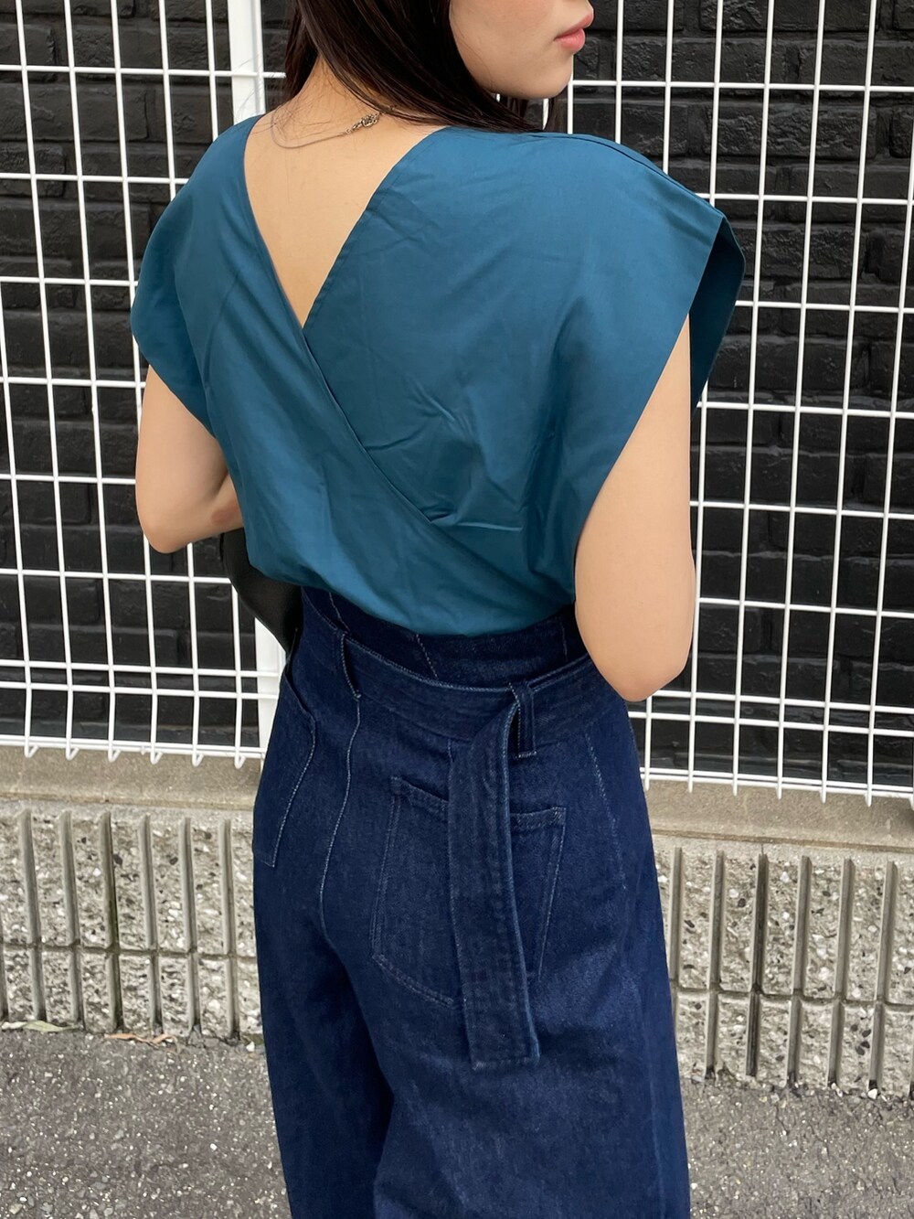 ブルー系のデニムパンツ、ブラック系のサンダル、ブルー系のシャツ/ブラウスを着用したレディースの春コーディネートの5枚目の写真