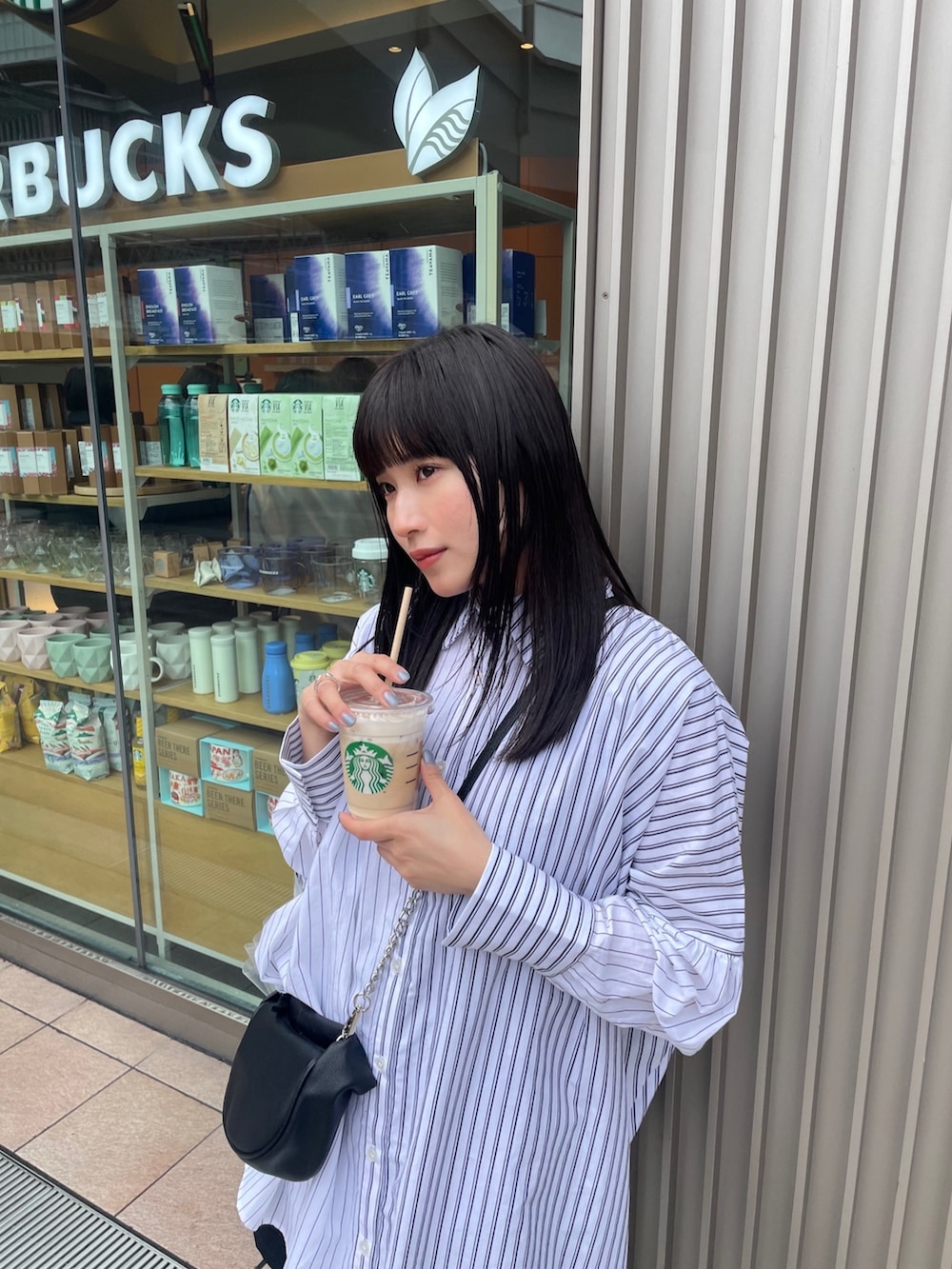 ホワイト系のシャツ/ブラウス、ブラック系のハンドバッグを着用したレディースの春コーディネートの5枚目の写真