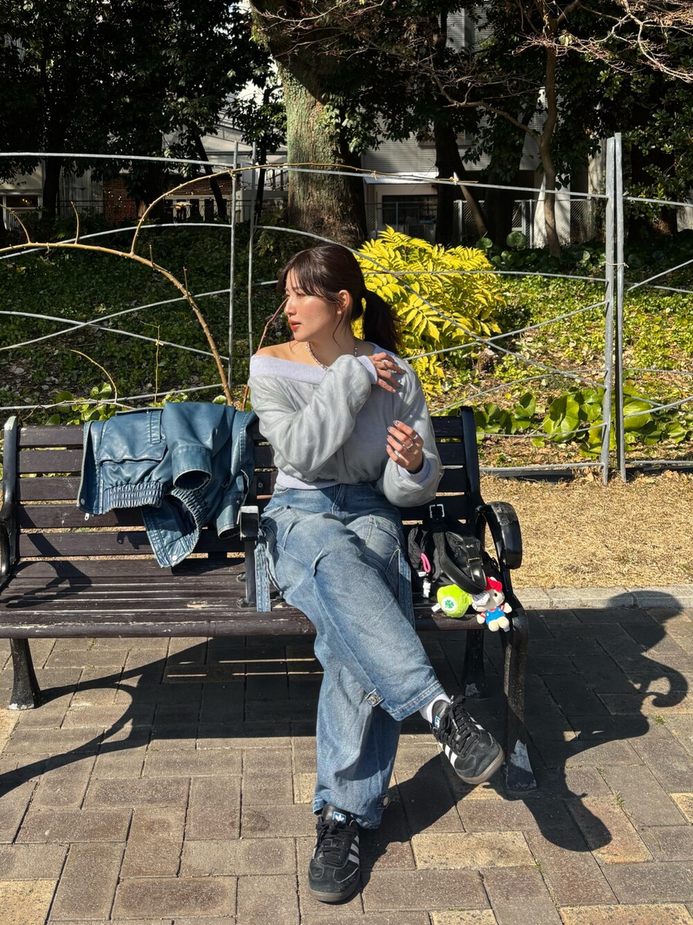 ブルー系のデニムパンツ、グレー系のスウェットを着用したレディースの春コーディネートの3枚目の写真