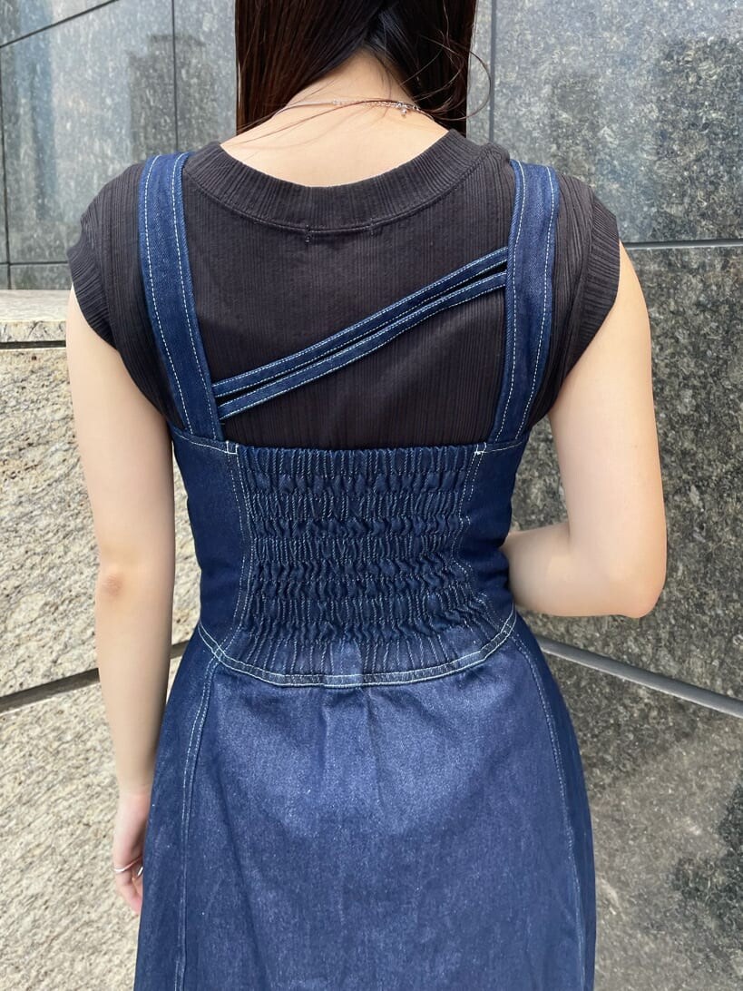 ブラック系のサンダル、ブルー系のワンピース、ブラック系のTシャツ/カットソーを着用したレディースの夏コーディネートの5枚目の写真