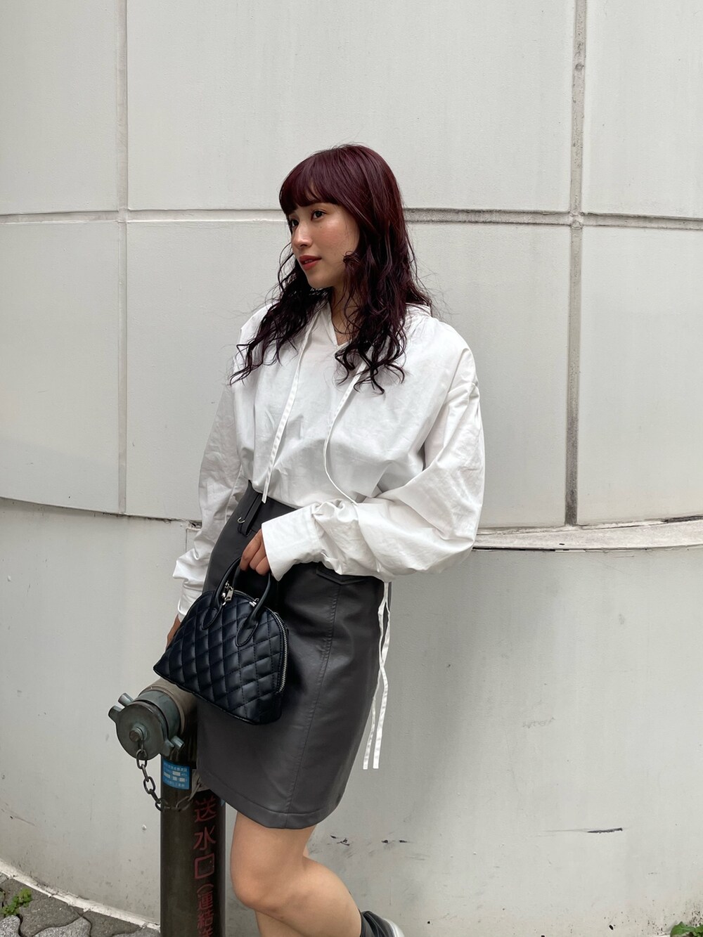 ホワイト系のシャツ/ブラウス、グレー系のスカートを着用したレディースの冬コーディネートの2枚目の写真