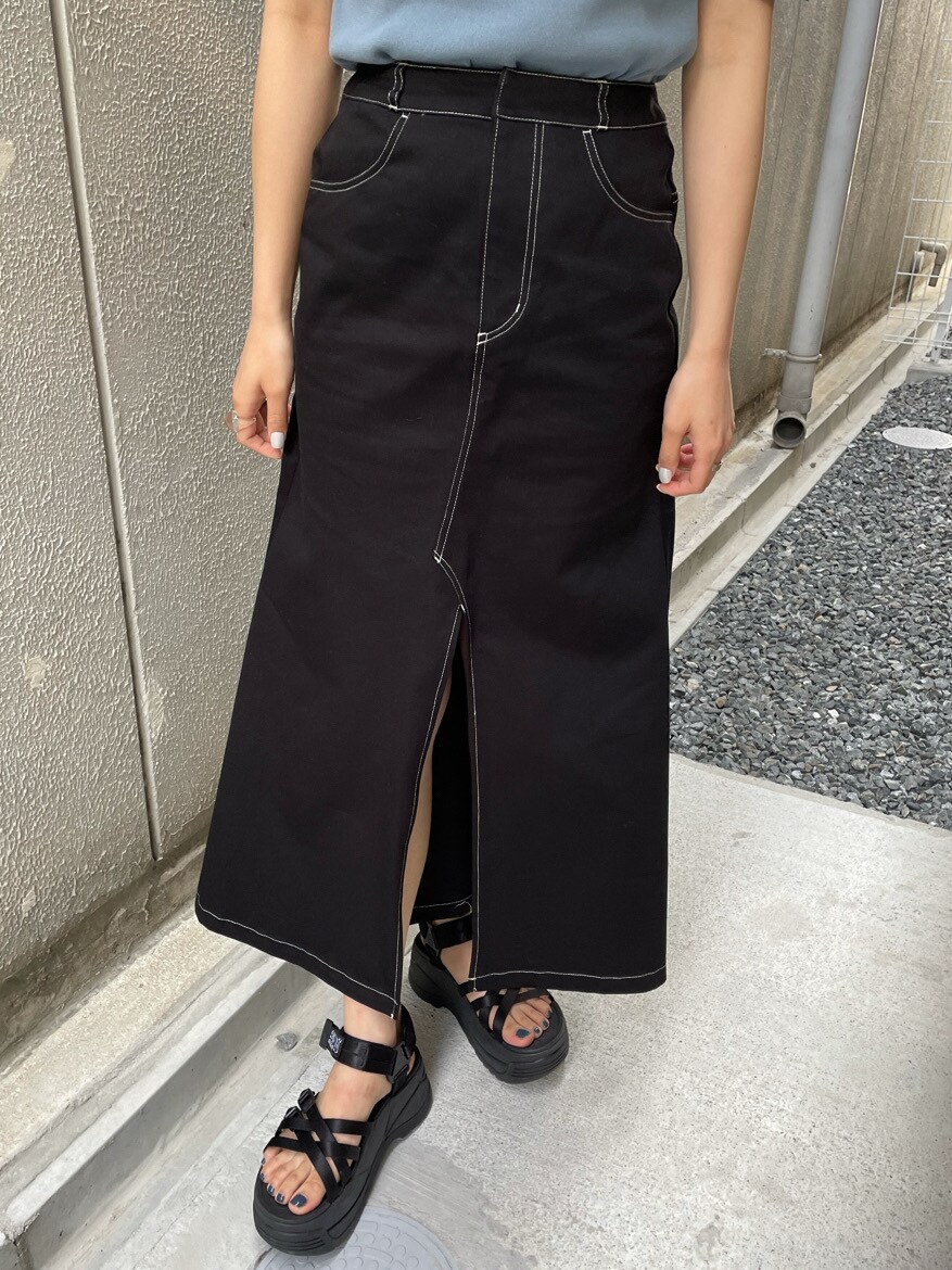 ブラック系のスカート、ブラック系のサンダル、ブルー系のニット/セーターを着用したレディースの春コーディネートの5枚目の写真