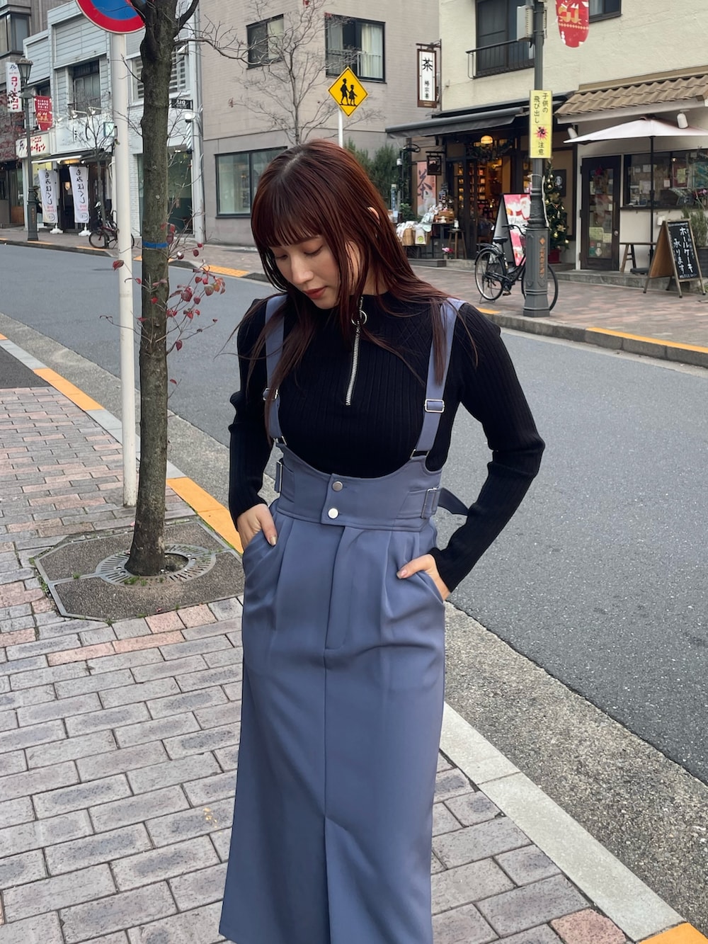 ブルー系のワンピース、ブラック系のニット/セーターを着用したレディースの冬コーディネートの4枚目の写真